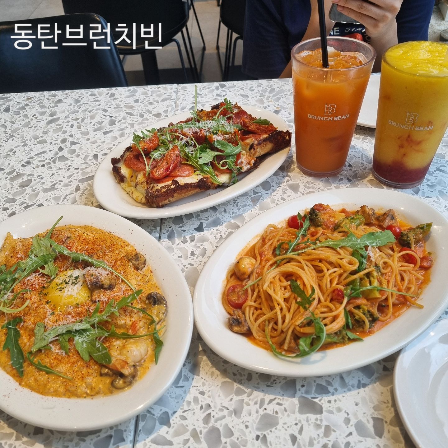 #협찬 
시즌바뀔때 마다 오게되는 #브런치빈 

우리동네 동탄점 있어 너무좋아!!

메뉴보니  #저칼로리 #다이어트메뉴 들 출시해서
가벼운 마음으로 먹으러다녀옴

칼로리 높으면 맘도 무거운데
토마토로제 파스타를 가볍게 먹다뉘 넘좋아!!

운동후에도 부담없이!
데이트코스로는 말모말모!!

한번도 안가본 사람은 있어도
한번만 가본 사람은 없는 곳♡

근데 그와중에 페페로니 피자 🍕 죤맛♡

#브런치 하면 브런치빈!

전국1등 #브런치카페 브런치빈  흥해라♡

#맛집  #다이어트추천 #1등브런치카페 #저칼로리메뉴 #브런치빈신메뉴 #브런치맛집  #카페추천