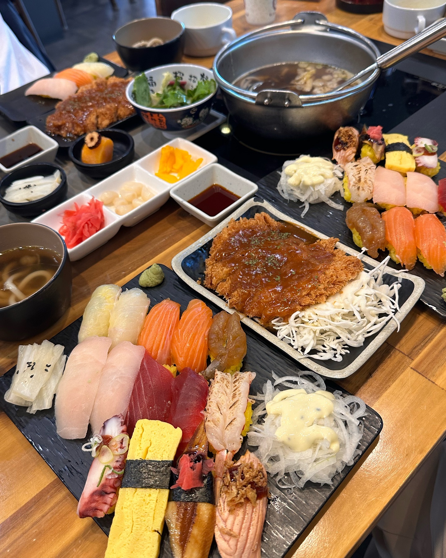 이렇게 가성비 좋고 맛있는 초밥집이..!!😳
도마동에 있는 #봄초밥여름소바 에 다녀왔는데요!!
죽과 우동이 무한리필 되는 곳이에요!! 
완전 가성비 짱 아닌가요?!!
초밥도 너무너무 맛있어요!! 
동생과 함께 방문했는데 동생은 돈까스도, 초밥도 먹고 싶다해서 뭐 시키지 고민했는데 새로 생긴 연어덮밥 세트에 돈까스, 초밥까지 다 있어서 바로 시켰어요🤤
배 터지게 잘 먹고 왔습니다!!!
재방문 의사 100000%‼️✌🏻😘
📍주소 : 대전 서구 도림2길 11 삼육초등학교 앞
.
#도마동맛집 #도마동 #대전 #대전맛집 #대전데이트 #대전가볼만한곳 #대전맛집추천 #먹방스타그램 #먹스타맞팔 #먹팔 #먹부림 #맛집 #맛스타그램 #맛집스타그램 #맛집투어 #맛있다그램 #맛집인정 #맛집추천