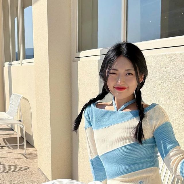  Fashion | Beauty | Lifestyle 다감౨ৎ on Instagram: "채광 신난댜 (งᐛ)ว (งᐖ)ว🩵ིྀ 

🫧  착장 정보
Top @kijun_official 
Skirt @so_ir_official 
Bag @jillstuartnewyork_official"