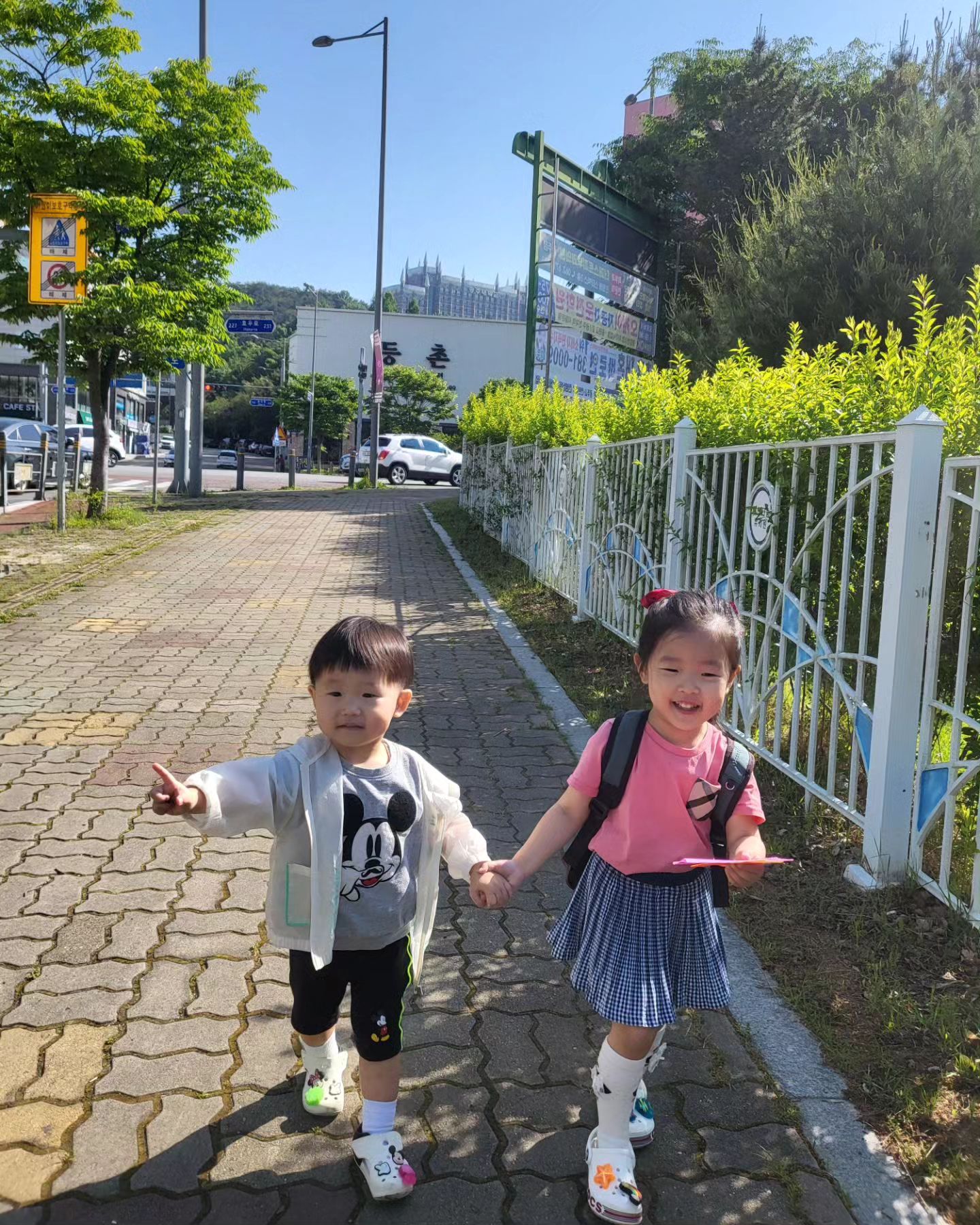 #일상 
14MAY24

누나가 손잡아주면 엄마손은 필요없다는 그남자😆
누나가 제일 좋은 준이는
오늘도 누나손잡고 기분 좋음☀️

엄빠가 없을 땐
율이한텐 준이를 지켜줘야한다했고
준이한텐 누나를 지켜줘야한다했고
서로를 의지하고 지켜줘야한다고 했는데

이렇게 사이가 좋으면 엄마는 아주 흐뭇
(제발 싸우지 좀 마.....🙈🤣)
사랑해 울 율준💛🤍

#남매일상 #남매일기 #등원샷 #오늘도잘다녀와 #남매엄마다그램