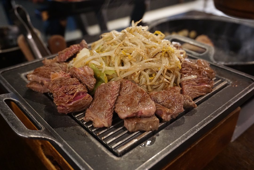 이 날은 그냥 아무날도 아니지만
소고기가 당긴다는 그 말 한마디에 옷을 주섬주섬 입고 무작성
#송도유원지맛집 #260도 다녀왔어요.
집에서 20분거리지만 술한잔 하고싶어 애주가인 울부부는 20분을 걸어가네요 ㅋㅋ
아이들도 이젠 당연히 20분정도는 걸어도 된다고 생각해요:)
습관이 무섭죠 ㅋㅋ
요즘 잦은 외식으로 지갑은 얇아져도 울가족 화목지수는 상승이니 곧 기숙사 들어가는 큰아들램 위해 먹방투어는 당분간 쭈욱 되는걸로^^