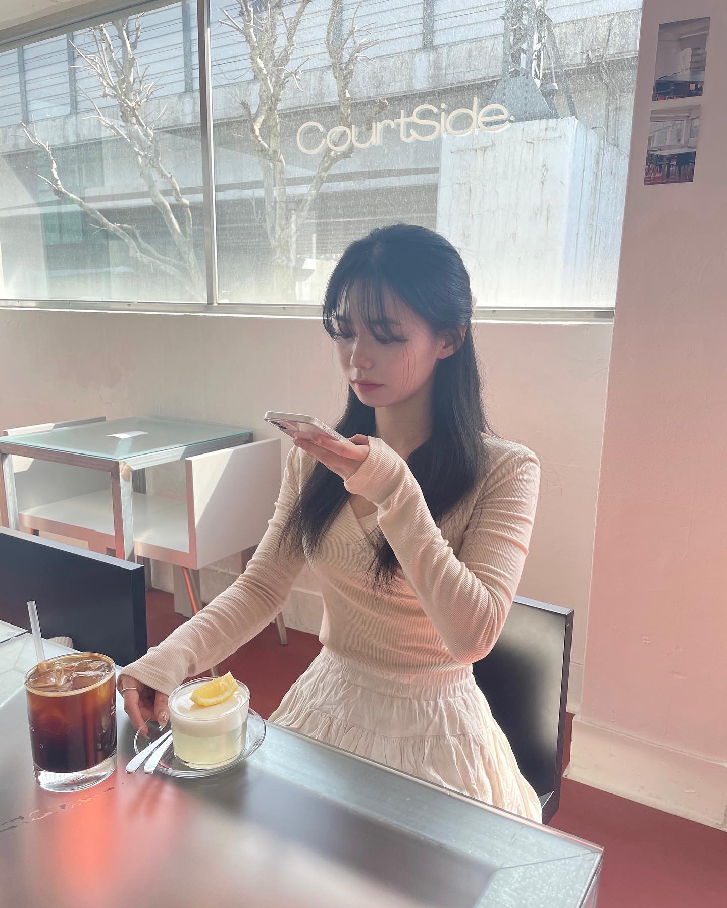 테니스공이 여기저기 있어서 귀여웠는데 테니스장 컨셉인 것 같다 채광이 좋고 인테리어도 예쁘고 분위기 좋은 코트사이드 .ᐟ 고소한 아메리카노도 내 취향 ♡ 다음엔 딸기 디저트 먹으러가야지🍓🍰

📍코트사이드 CourtSide
서울 성동구 아차산로13길 2 3층
일-목 12:00 - 21:00
금-토 12:00 - 22:00