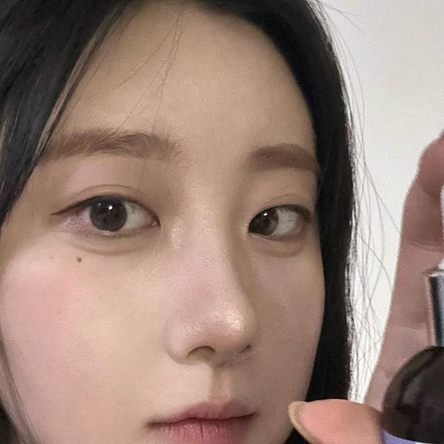  소저 on Instagram: "#광고 #제품제공 @bonajour_official

🤍보나쥬르 레티치놀 부스터 세럼 🤍

대한민국 퍼스트 브랜드 대상 7년 연속 천연 화장품 부문 1위 대표 화장품 브랜드 보나쥬르에서 신제품 🫧레티치놀 부스터 세럼🫧이 출시되었어요
🍃레티놀 성분이 자극적이여서 사용을 어려워 하신분들을 위해
개발된 저자극 세럼이라고 해요🌿
주름,모공, 피부결 등 많은 피부고민에 사용해보세요
저는 피부탄력, 모공, 요철에 효과를 봤어요!-!

평소 세안 후 스킨케어 루틴에서 여러 제품을 바르게 되면 피부가
오히려 영양분을 온전히 흡수하지 못해서 제품은 최대한 간소화해서 발라주는 편이에요 그리고 세럼 특성상 되직한 제형은 흡수가 잘 안 되어 피부 트러블이 났었는데 레티치놀세럼은 물 같이 가벼운 제형에 레티놀 성분이 들어가 있어 피부케어에 정말 좋더라고요 + 다양한 탄력 시너지 성분이 함께 함유되어 있어 피부 탄력을 부스팅 시켜주는 제품입니다•••
(300달톤 저분자 콜라겐,저분자 아세틸헥사 펩타이드, 저분자3 중 히알루론산, 시카 콤플렉스, 리포좀화 이데베논 함유)

레티놀 성분을 사용 시 퍼센트가 아닌 IU 함량을 확인해야해
요!! (식약처 인정 주름개선 고시함량(2,500IU)보다 높은 레티놀
2,520IU 함유)

#광고#보나쥬르#레티치놀#레티치놀세럼#레티치놀파워부스팅세럼#레티놀#레티놀세럼#레티놀효과#레티놀입문템 #bonajour#나이트스킨케어#클린뷰티#천연화장품"