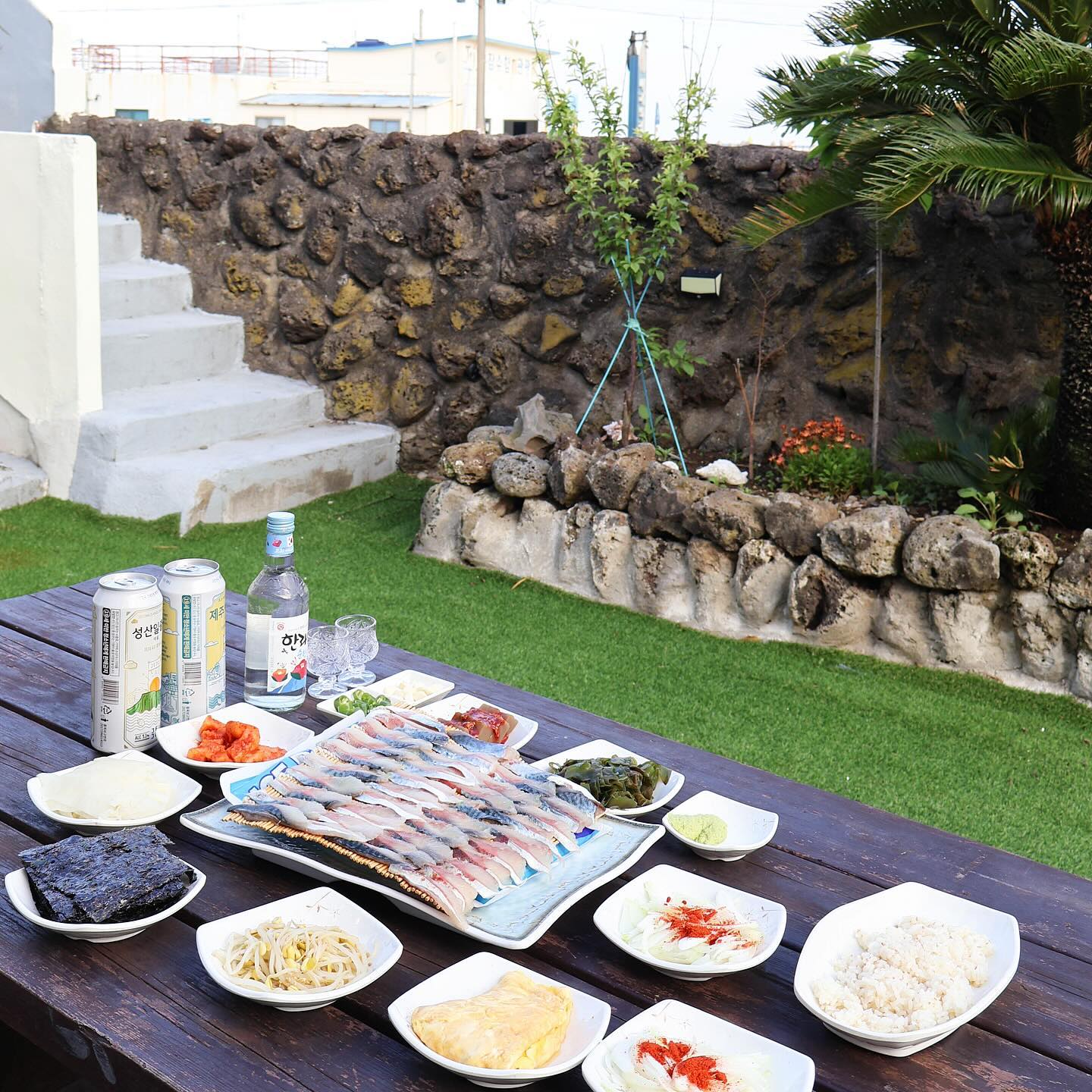 사계바다 독채펜션
고등어회 한판을 내어줘요 〰️🫠🤍

당일바리펜션 and 횟집사장님이 운영하시는 곳이여서 
펜션 오픈이벤트로 신선한 고등어회를 무료로
제공, 배달까지 주신답니당~~ ✔️✔️

(횟집 평일, 주말 늘 만석..숙소 바로 건너편에 횟집이 있어요)

산방산 뷰에 바로 앞에 핫한 사계해변까지 ..그리고 조금 걸어나가면 올레길코스도 있어서 완전 접근성도 짱 좋아요!!!!!!!!! 

엄빠랑 미르랑 제대로 쉬다왔쥬.. 🏝️🏝️🐣

🏡 제주 산방산뷰 사계해변 당일바리펜션  kjh__17816
서귀포시 안덕면 사계리 2147
დ 기준인원 4인 (최대 8인) 조율가능
დ 숙소 예약시 고등어회 무료
  침대2, 티비2, 아기장난감, 토퍼 완비
დ 접근성 좋은 위치, 사개해변숙소, 산방산뷰 앞마당

더 자세한 정보는 블로그 참고해주세요 🎞

#숙소제공 #당일바리펜션 
#사계해변 #사계펜션 #제주펜션
#제주독채펜션 #제주서쪽숙소 #당일바리횟집