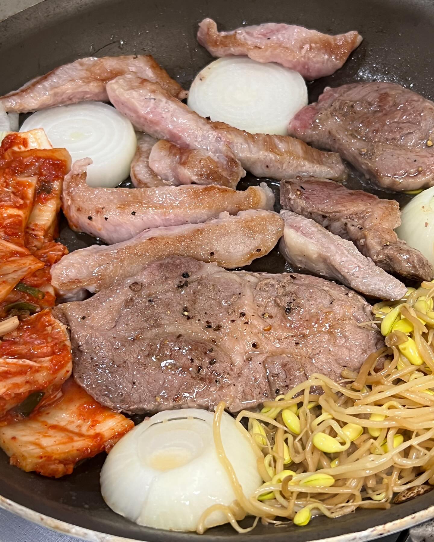 남편은 김치없이 밥 못먹는 김치귀신인줄 알았는데 고기귀신이기도 했다. 그래서 우리집 냉장고 신선칸에는 언제나 고기가 마련되어 있다. 

육휴로 전업의 길을 걸으며 어떻게 하면 건강하고 맛있는 음식으로 식탁을 채울 수 있을까 고민하는데 결론은 식재료 자체가 좋아야 한다로 귀결된다. 그래서 요즘은 엉파 이베리코 돼지고기를 종종 먹는다. 이베리코 베요타 4종은 야생의 도토리와 허브를 먹고 자란 건강한 돼지고기다. 돼지인데도 덜 익혀 먹어도 된다는 그 이베리코! 

🥩시크릿삼겹살: 삼겹살과 갈비가 시작되는 부위인데 일반 삼겹 부위보다 아삭하고 담백하다. 
🥩꽃목살: 퍽퍽하지 않아서 목살갈비 재워두려고 대량 사놓았다. 
🥩갈비살: 말해뭐해
🥩항정살: 내가 제일 좋아하는 부위! 

이틀에 걸쳐서 한 부위씩 먹어보았는데 기왕 건강한 고기 먹는거 야채도 실컷 겻들여보았다. 콩나물에 양파에 김치까지 솥뚜껑 삼겹살집 스타일로! 이베리코 4종은 올리브에 들어가있는 올레인산도 풍부하다 하니 성장기 아이들에게도 좋을 듯 하다. 오늘은 목살갈비 도전이다…! 

#엉파 #이베리코 #이베리코베요타 #건강식재료 #엉파이베리코 #돼지고기 #건강집밥
