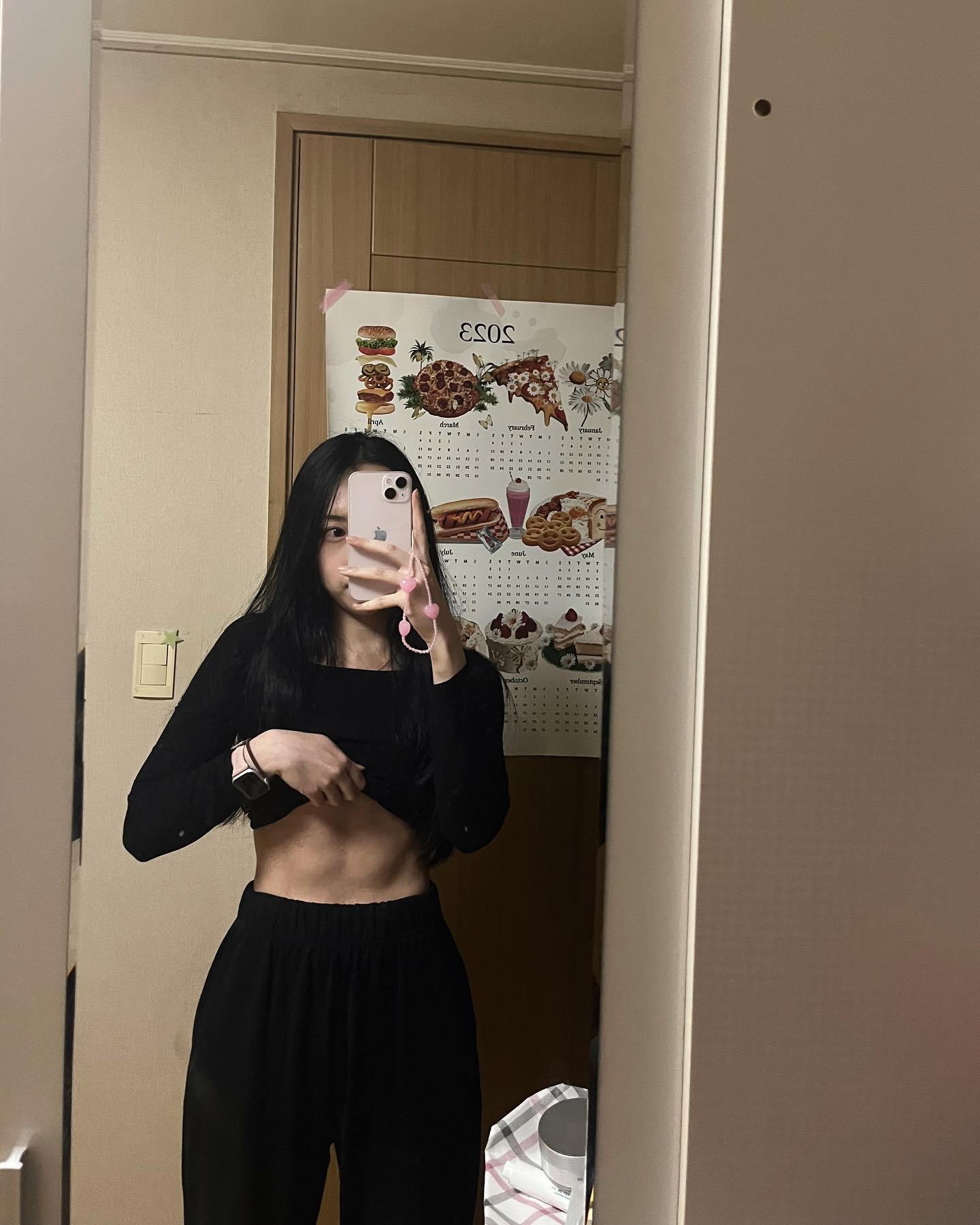 헬린이 4개월차 요즘 근황입니다ᕕ( ᐛ )ᕗ 근엄한 표정 뭐여,,, 우울증을 흘려보내고자 아빠가 끊어줘서 시작하게된 운동이었지만.. 이렇게 건강하고 좋은 취미가 생겨서 너무 좋습니다! 퇴근하고 꾸준히 헬스장에 간 제 스스로가 너무 대견하구요.. 체지방이 줄어드는것도 근육이 느는것도 너무 신기하고 몸과 마음이 건강해지는것도 행복하고 운동으로 스트레스를 풀수 있어서 좋아요!!!!! 아직 많이 부족하지만 얼렁 더 멋진 눈바디를 올려보겠습니다! 예전사진 올리려는데 요즘 저 보다 예전저를 보니 왜이리 통통해보이나요ㅋㅋㅋㅋ 올리기싫은..ㅋㅋㅋㅋ 여튼 이제 우울증은 없습니다 아웃이에요!!!! 물론 운동이아니라 제가 대단한겁니다 멋지다 이아용~ 사랑해 나♥︎♥︎♡︎♡︎
#오운완 #헬린이 #헬스 #눈바디 #health #bodycheck #복근 #우울증극복