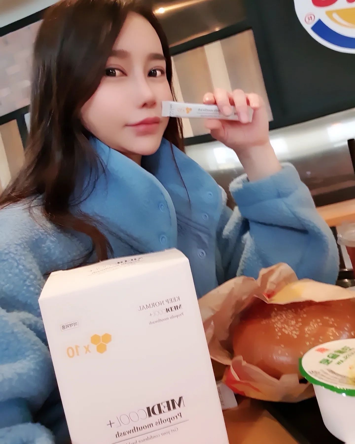 #협찬 

기존 가글과 달리 합성계면활성제,방부제,알코올없이 이물질만 제거해주는 천연가글
밀봉스틱형으로 진지발리스균,뮤탄스균 등 세균까지 제거해준다
양은 또 어찌나 많은지 저렴이로 외식 후에도 개운하겡♡

#메디쿨 #잇몸관리 #잇몸가글 #천연가글 #구강청결제 #천연프로폴리스 #휴대용가글 #일회용가글 #메디쿨가글