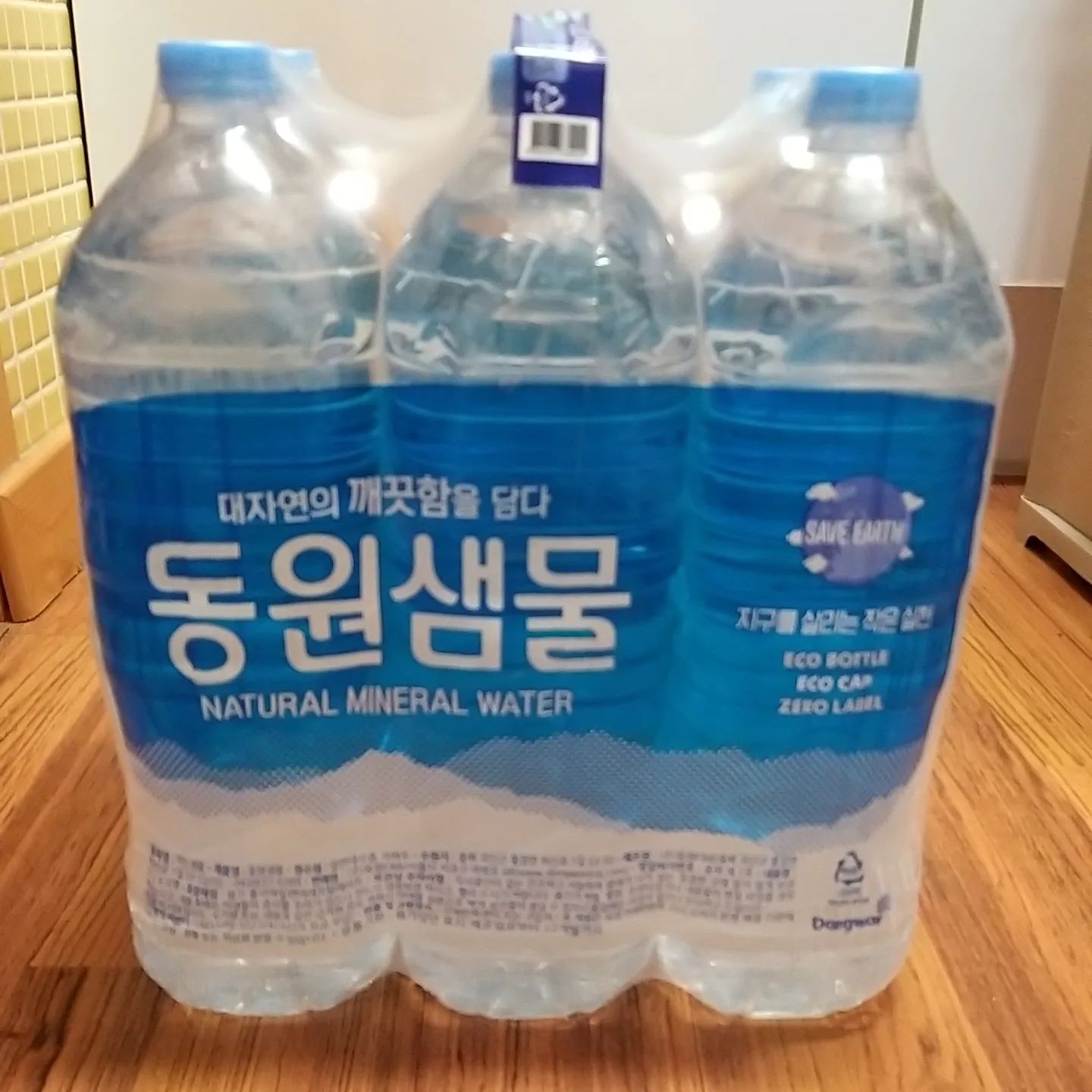 #협찬 새로워진 동원샘물 2L *6입 

물로 세상을 건강하게 세상에 없던 프레쉬한 챌린지앱 물로 (mullo)
청정 대자연의 깨끗함을 모티브로 하여 반영한 디자인으로 리뉴얼 하였어요 
ECO BOTTLE 기존 동원샘물대비 최대15.8% 플라스틱 공병 중량 절감 
ECO CAP 기존 동원샘물 대비 플라스틱을 줄인 에코캡
SLIM LABEL 기존 동원샘물 대비 라벨 폭을 줄여 플라스틱 절감
EASY GRIP 소비자가 공병을 쉽고 견고하게 잡을 수 있어요 (2L 물병을 무거워 잡기가 어려웠던 여성,아이들도 들 수 있어요)
총7번의 세분화된 여과 공정과 5번의 자외선 살균 공정으로 더욱 엄격한 품질관리 

MULLO 앱 
라벨의 QR을 폰으로 찍으면 ,Mullo APP을 설치할 수 있는 링크가 나타나요 ! 또는 링크로 이동! 물로 앱 링크 ( mullo.kr )

물마시기 (기본 챌린지, 앱 우하단)
지키기 어려운 물마시기를 원터치로 간단하게 참여할 수 있어요 
인증하기를 누르면 하루마신 물의 양을 맞춰 입력할 수 있어요 하루 2L 를 채우게 되면 50point 지급 

챌린지 (월별로 교체되는 월별챌린지,앱 우하단)
음용한 물을 사진과 함께 인증 하루에 앱에서 사용가능한 50point 지급 
인증 하실때마다 동원F&B와 평화의 숲이 함께 숲 조성금 1000원을 적립하여 국내 곳곳의 숲을 가꾸는데 기여합니다

교환소 (앱 좌상단)
적립한 point 로 동원샘물을 구매할 수 있어요
구매 가능한 상품은 계속해서 추가 예정 이에요 
#동원샘물 #리뉴얼 #생수 #생수2L #동원샘물2L #생수추천 #맑은샘물 #미네랄생수 #생수배달 #생수브랜드