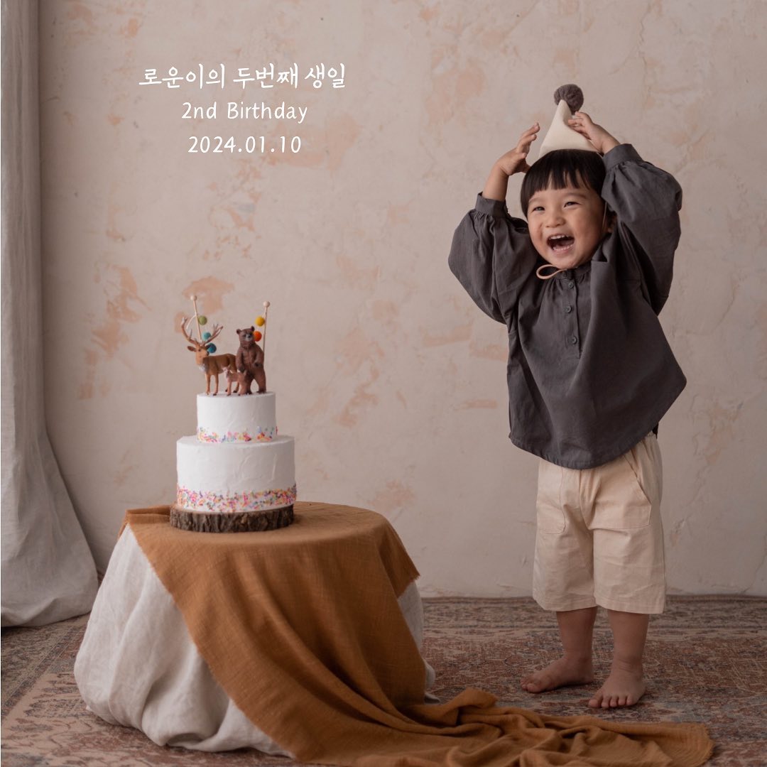 #로운이의두돌 2024.01.10

무슨 말이 더 필요하겠어🎂🤍
소중한 로운아 ◡̎ 두번째 생일을 축하해 .ᐟ 
엄마,아빠는 앞으로 너와 함께 하고 싶은 것들이 너~무 많아
우리 앞으로도 재미있게 놀자 ~ ~
엄마,아빠의 아들로 태어나줘서 정말 고마워
우리 아들 사랑해앳🫶🏻💕

#이모삼촌들 #생일축하해줘서고마워요😍
#두돌파티 #두돌사진 #두돌촬영 #두돌스냅 #22년생아기