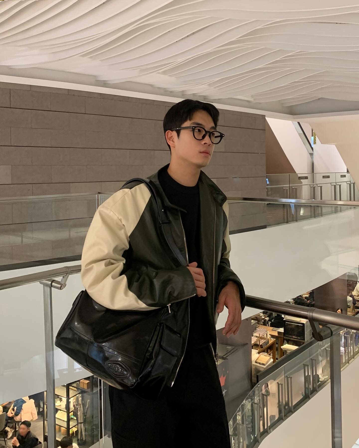 가방유목민에서 비비와이비 토모백으로 정착 🤓
편한데 예쁘기까지 #광고 #BBYB #비비와이비 #토모백 #크로스백추천 #숄더백추천 #남자가방 #남자친구선물 #남친선물 #연말