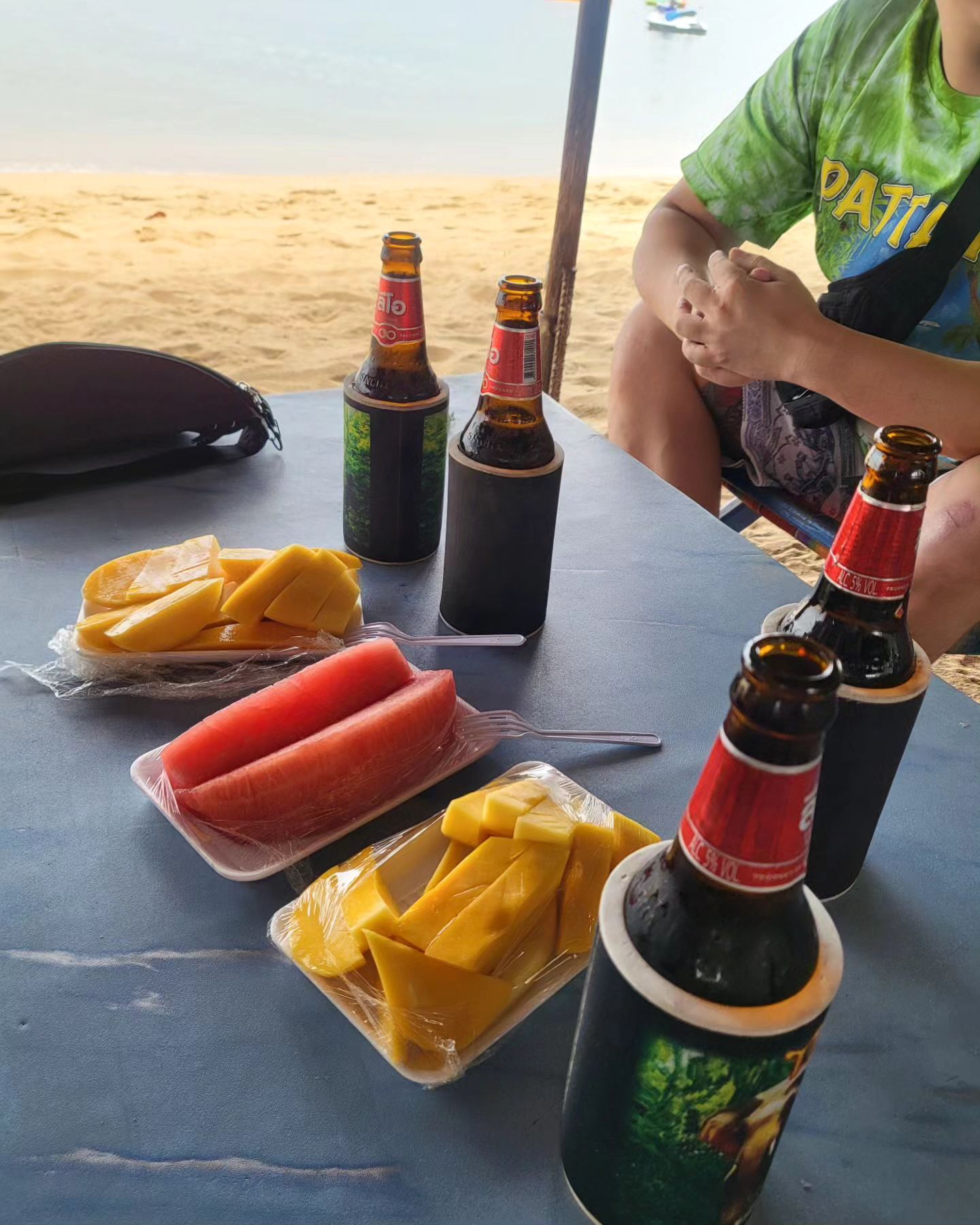 내가 태국에서 환장했던 것들,,, 음식은 잘 안먹었음.
슈박주스🍉망고🍋리오🍺크레이피쉬 진거미새우🍤 레드불 코코넛라떼🧋 사진못찍은 파인애플과자 감자칩,,,,,,🩷
먹는사진 잘 안올리는데 기억하기위해 피드업로드 헿.!
#thailand🇹🇭 #pattaya