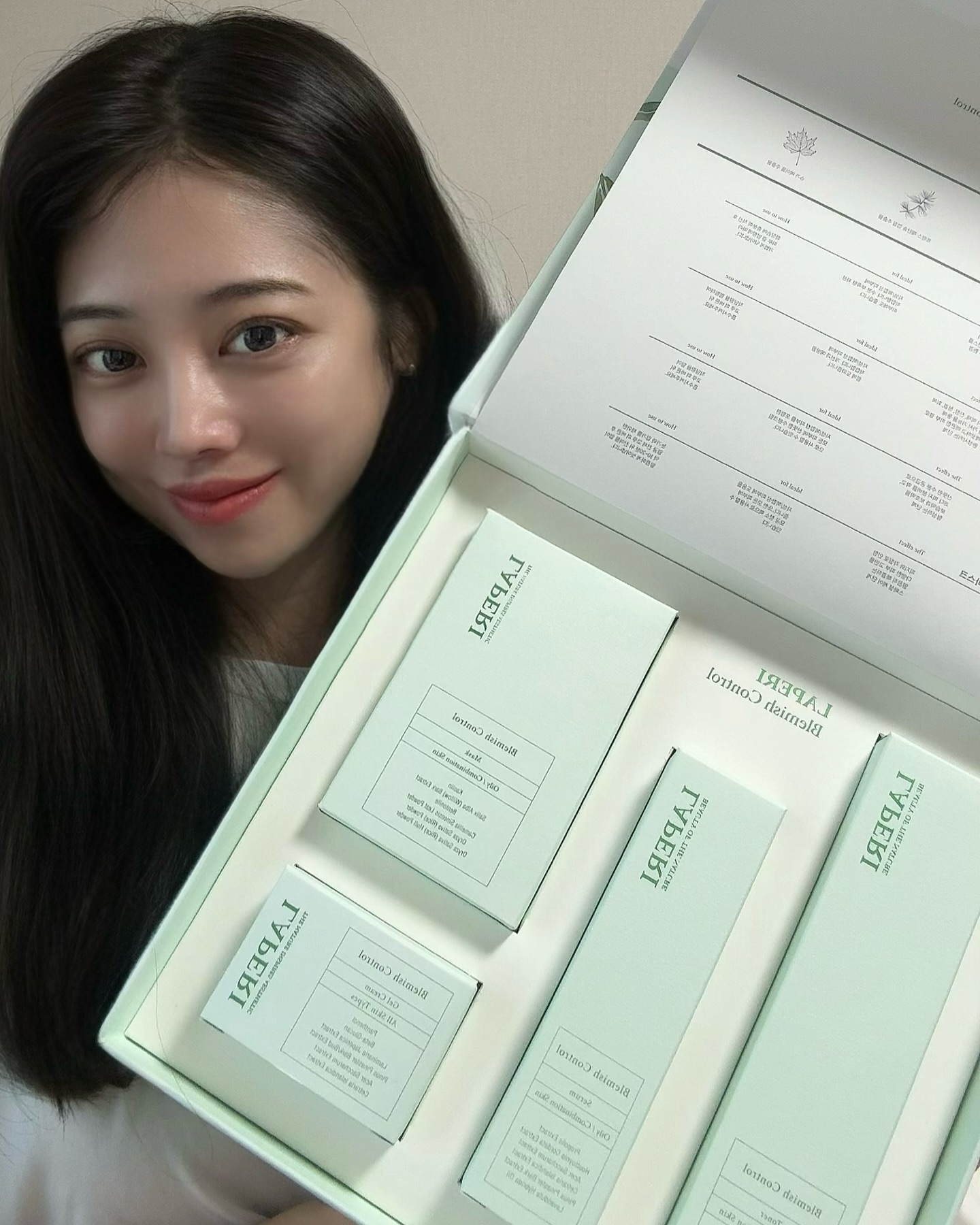 #협찬 X laperi.official

피부를 맑게 끈적이지 않고 산뜻하게 지복합성피부 예민피부도 저자극으로 피부관리가 가능한  라페리 ’블레미쉬 컨트롤 4종 세트‘
피부의 열감으로 과다한 유분과 트러블이 올라와 아무화장품이나 못쓰니는 분들! 주목주목🙋🏻‍♀️
공통 성분인 아이슬란드 이끼 추출물, 프랑스 해안송 껍질 추출물, 슈가 메이플 추출물이 함유되어 민감성피부, 지성피부, 수분 부족형 지성피부, 복합성 피부인분들의 과다한 피지, 모공조절에 탁월한 제품이에요👍

📍제품 구성으로는
✔️블레미쉬 컨트롤 토너
피부를 맑게 정돈하고 pH밸런스를 맞춰주며 피부를 진정시켜 편안한 컨디션으로 과한 유분을 걷어내고 쳥결하고 쾌적한 피부로 각질 모공 관리도 깨끗하게 피부를 유지해주며 알코올이 함유되지 않아서 저자극으로 산뜻하게 마무리되요!

✔️블레미쉬 컨트롤 세럼
진정 세럼으로 산뜻하고 촉촉하고 젤제형으로 트러블 완화에 효과적인 성분들이 함유되어 피부 고민개선과 건강한 피부 환경을 조성하고 유지시켜줘요

✔️블레미쉬 컨트롤 젤 크림
젤 타입 수분 크림으로 끈적임 없이 유수분 밸런스를 최적화하고 아이슬란드 이끼 추출물 성분이 청량감 있는 피부 온도와 매끈한 피부 결로 유지할수 있게 도와주며 모든 피부타입에 사용가능해요!

✔️블레미쉬 컨트롤 마스크
주1회 사용하며 각질 제거, 피지 조절에 뛰어난 어시 오프 타입의 머드마스크에요 오돌토돌한 트러블을 가라앉히며 온도를 낮춰줘 쾌적한 피부 환경으로만들어주며
블랙/화이트헤드 및 과다한 각질을 조절하여 매끈한 피부결을 만들고 피부 안색을 맑게 해준답니다!

#리얼라이즈 #라페리 #블레미쉬컨트롤4종세트 #에스테틱화장품 #홈스테틱 #지복합성인생템 #지복합성스킨케어 #블레미쉬마스크 #블레미쉬젤크림 #블레미쉬세럼 #블레미쉬토너 #라페리마스크