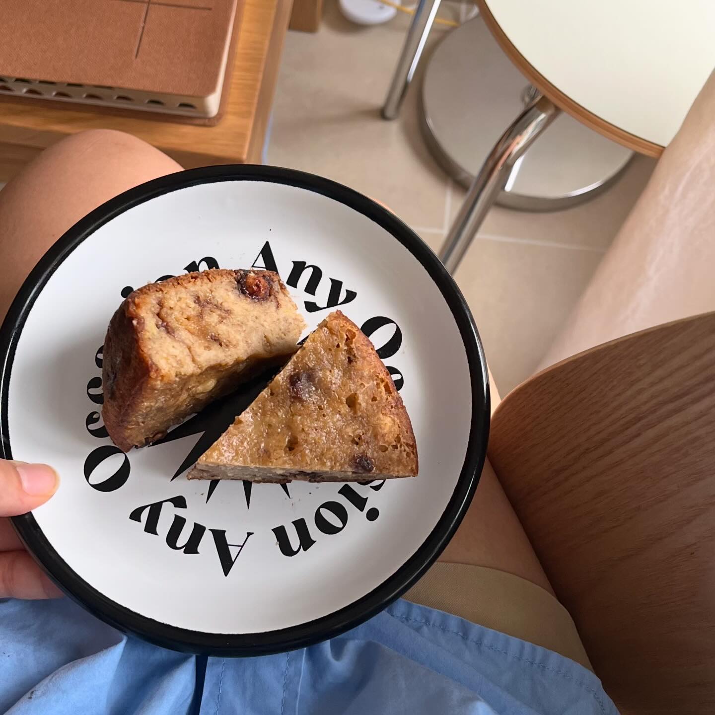 무르기 직전 바나나로 해야하는데 바나나 좋아하는 남편과 아이덕에 몇 주 만에 만들어본 바나나케이크. 밥솥으로 만들었는데 생각보다 쉽고 맛있어서 종종 해먹어야겠다.
#홍콩일상 #홍콩살이 #바나나케이크