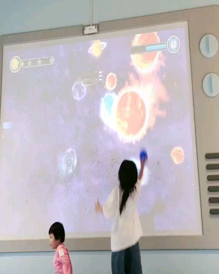 .
둘이노는 모습 뒤에서 볼때가 
제일 흐뭇함
따로놀다가도 같이놀기도하고 
사람없어서 잘놀고옴

#ak플라자 #챔피언에너자이저 #6살차이남매