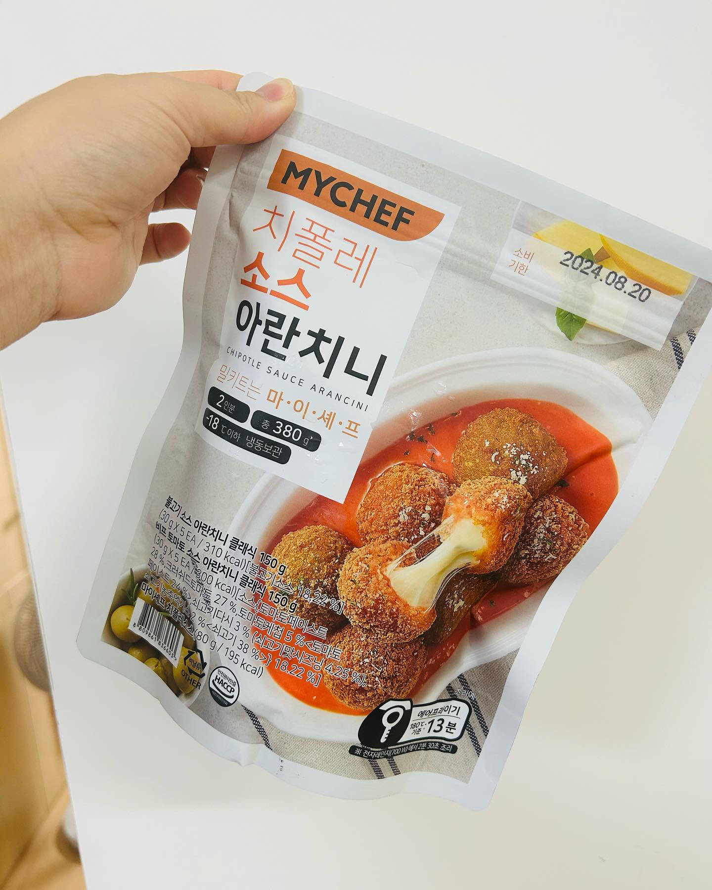 #협찬

마이셰프에서 새로나온 아란치니와 한라봉 크림새우 접해보게되었네요 평소 양식을 좋아해 자주 사먹게 되는대요 이렇게 간편하게 냉동실에 쟁여두고 하나씩 요리해 먹을 수 있어 너무 좋았어요

요리하는 방법도 너무 간단해요
에어프라이어에 180도 13분만 익혀주고 치폴레 소스를 뿌리면 요리 완성

한라봉 크림새우도 위와같이 에어프라이기에 180도 15분만 돌려주고 소스 뿌리면 완성~!!

간편하게 고급스러운 요리를 즐기실 수 있어요

맛평가
아란치니의 두 가지 맛으로 즐길 수 있고 밥과 치즈의 조화가 너무 잘어울리고 완전 겉바 속촉임  소스도 너무 잘어울린다는점

제주한라봉 크림새우는 개인적으로 새우도 무지 좋아하는대 크림소스까지 달콤하고 맛있어서 계속 손이 갔네요~

 #마이셰프 #밀키트추천 #에어프라이어요리 #에어프라이어레시피 #자취요리 #자취생요리간단요리 #새우요리 #크림새우 #아란치니 #아란치니만들기 #치폴레