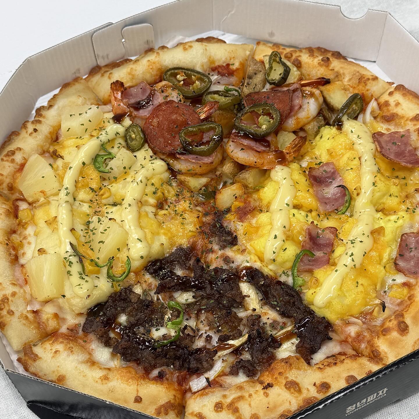 #광고
최근에 먹은 야식 중에 제일 맛있움!!
엄마가 피자 먹고 싶다고 해서 같이 청년피자 토핑농장 시켜 먹었습니당!

안 시켰으면 후회할 맛...👍
엄마랑 저랑 취향이 진짜 달라서 항상 메뉴 고르다가 싸우는데
이건 토핑이 4가지 맛이 들어있어서 싸울 필요가 없다는건 안비밀😮🫢🤭

토핑도 아낌없이 들어 있어서 그런지 
둘이 한판 먹으면 배부르기도 하고 질려서 몇 조각씩은 꼭 남기는데
이날은 엄마랑 피자 완판해버렸어요 ㅋㅋㅋㅋㅋ 

양도 많고 저녁 야식으로도 너무 좋네요🩷
야식으로 완전 강추!!
이번 크리스마스에 집에서 홈파티 예정인데 주문하려구요!!

.
.
.

#야식 #야식스타그램 #야식추천 #야식메뉴 #피자도우 #피자배달 #피자할인 #배달 #배달음식 #배달맛집 #피자종류 #피자맛집 #피자추천 #피맥 #메뉴추천 #저메추