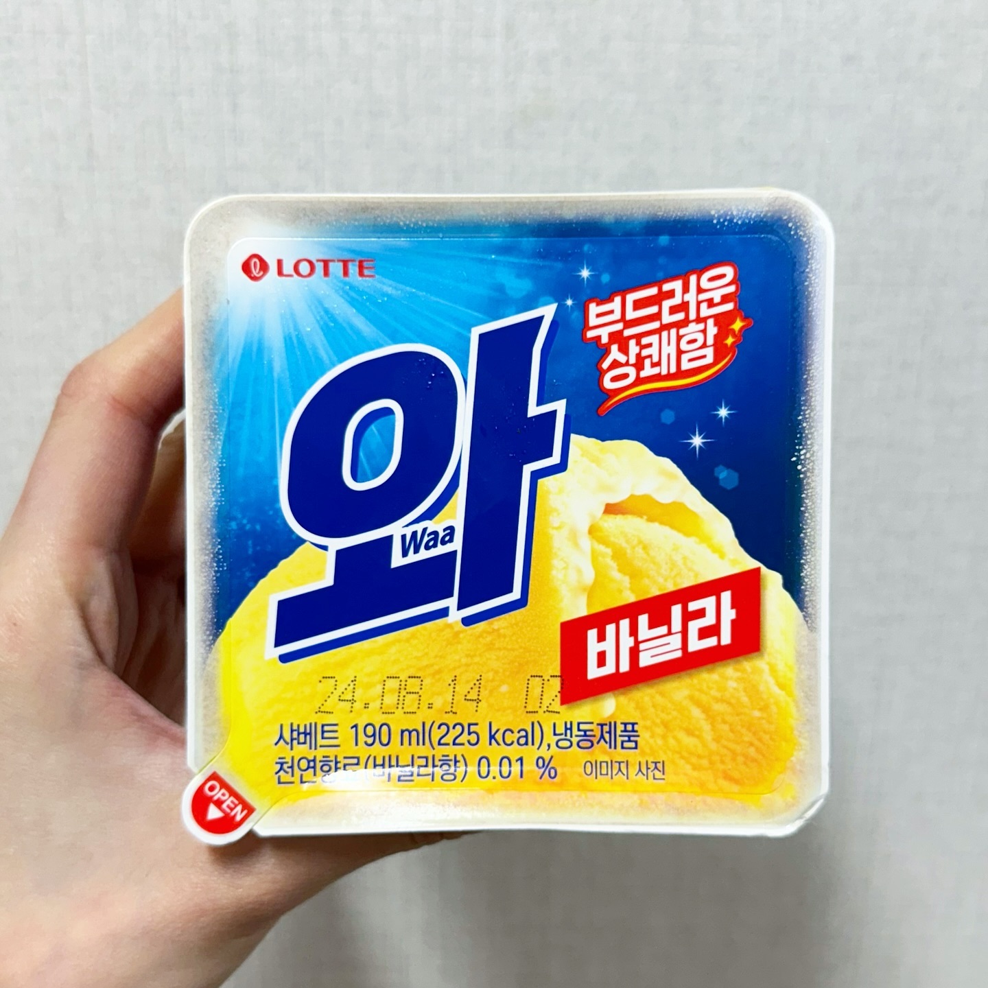 #아이스크림할인점 #롯데웰푸드 #롯데 #신상아이스크림 #와 #와아이스크림 #소우아이스크림 #와아이스크림바닐라맛 #와바닐라 #와바닐라맛 (1200) 🍦

리뉴얼된 디자인 생산품 발견해서 바로 겟🔥 최근 올린 와 바닐라 아이스크림이랑 똑같은데 포장디자인만 변경! ‘일본 소우 아이스크림’ 이랑 비슷한 느낌의 디자인!

디자인, 맛 리뉴얼 되었으니 많관부~써있는대로 딱 부드러운 상쾌함✨ 아이스크림할인저에서도 봤고 편의점도 입고되었더라고요 점바점이지만 ㅎㅎ(광고아님 내돈내산 애정아이스크림이라🥹)
-
#빵효진_아이스크림할인점