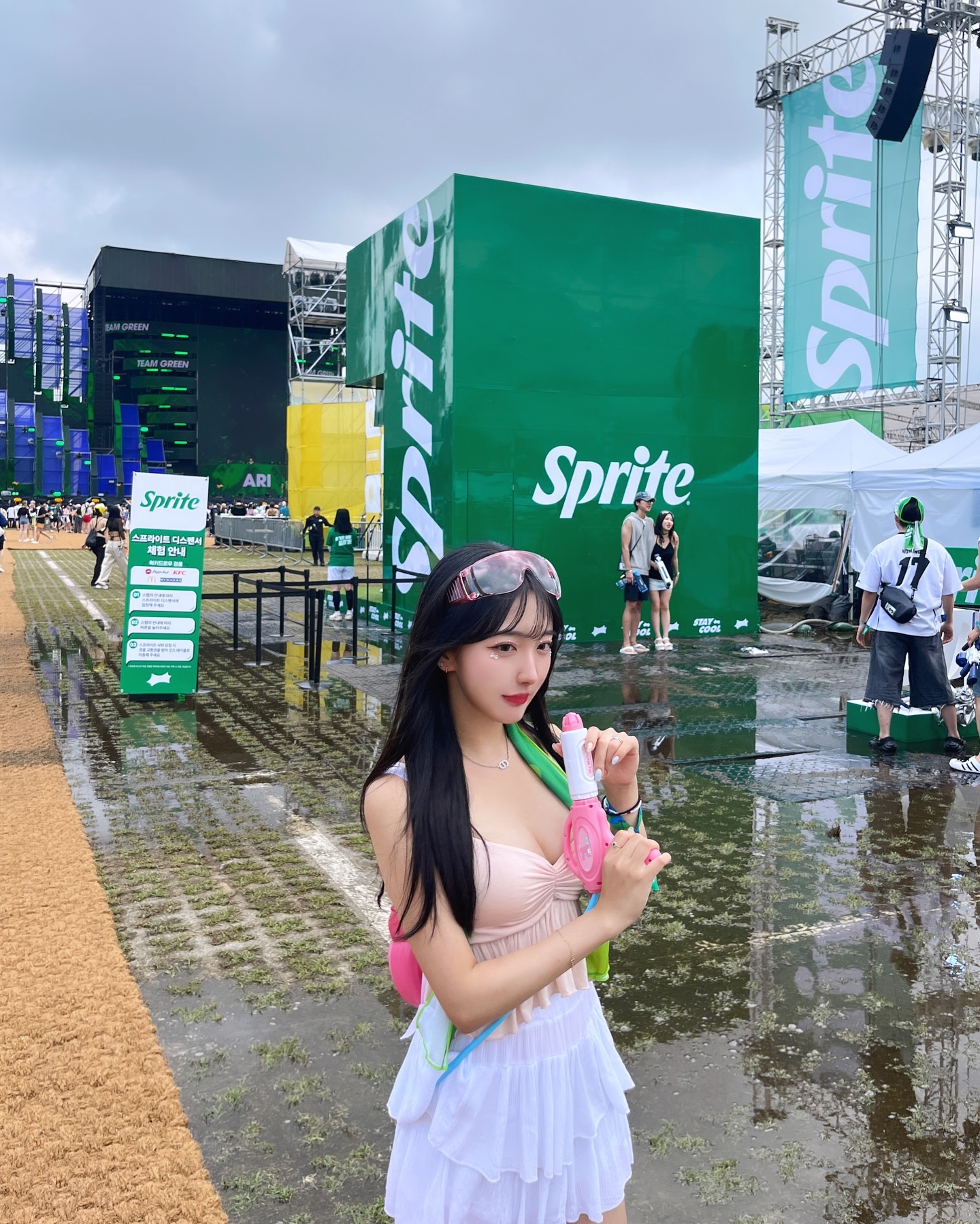 #워터밤 #waterbomb

사진 별로 안찍었다 생각했는데,,,

정리하니 은근 많자나?💞💦🔫

밤에 찍은 알록달록 무대 + 워터밤으로 고생한 센과 한컷❣️🌈

#워터밤서울 #waterbombseoul #청하 #현아 #페스티벌 #festival #페스티벌룩