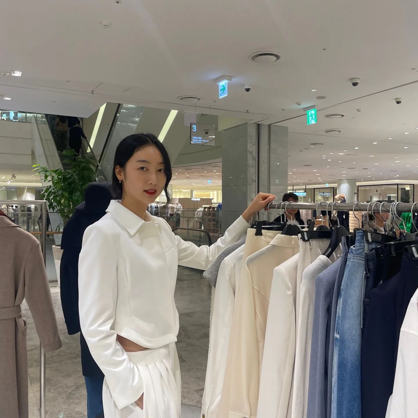 .
theballon_official 🫶🏻❤️
.
"우아하고 가볍게" 더 발론의 F/W
팔의 기장이 넉넉하기에, 
몸매를 더 가늘게 만들어주며
옷들의 어깨라인이 나의
마음에 쏙 - pick 😘👍
.
.
. 
#더발론 #더발론팝업스토어 
#더현대 #더현대서울 #seoul
#셋업 #셋업수트 #셋업코디
#popupshop the_hyundai