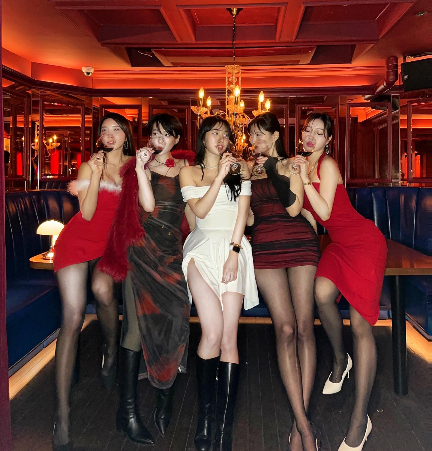 연말 너무 조코~❤️
h1003141592 
yeon_way 
fit_wongzzi 
he_lynni 
hyeonji_fr 
adultonlylounge 
.
.
.
#어덜트온리 #어덜트온리라운지 #신사 #압구정 #연말룩 #라운지바 #크리스 #송년회 #파티
