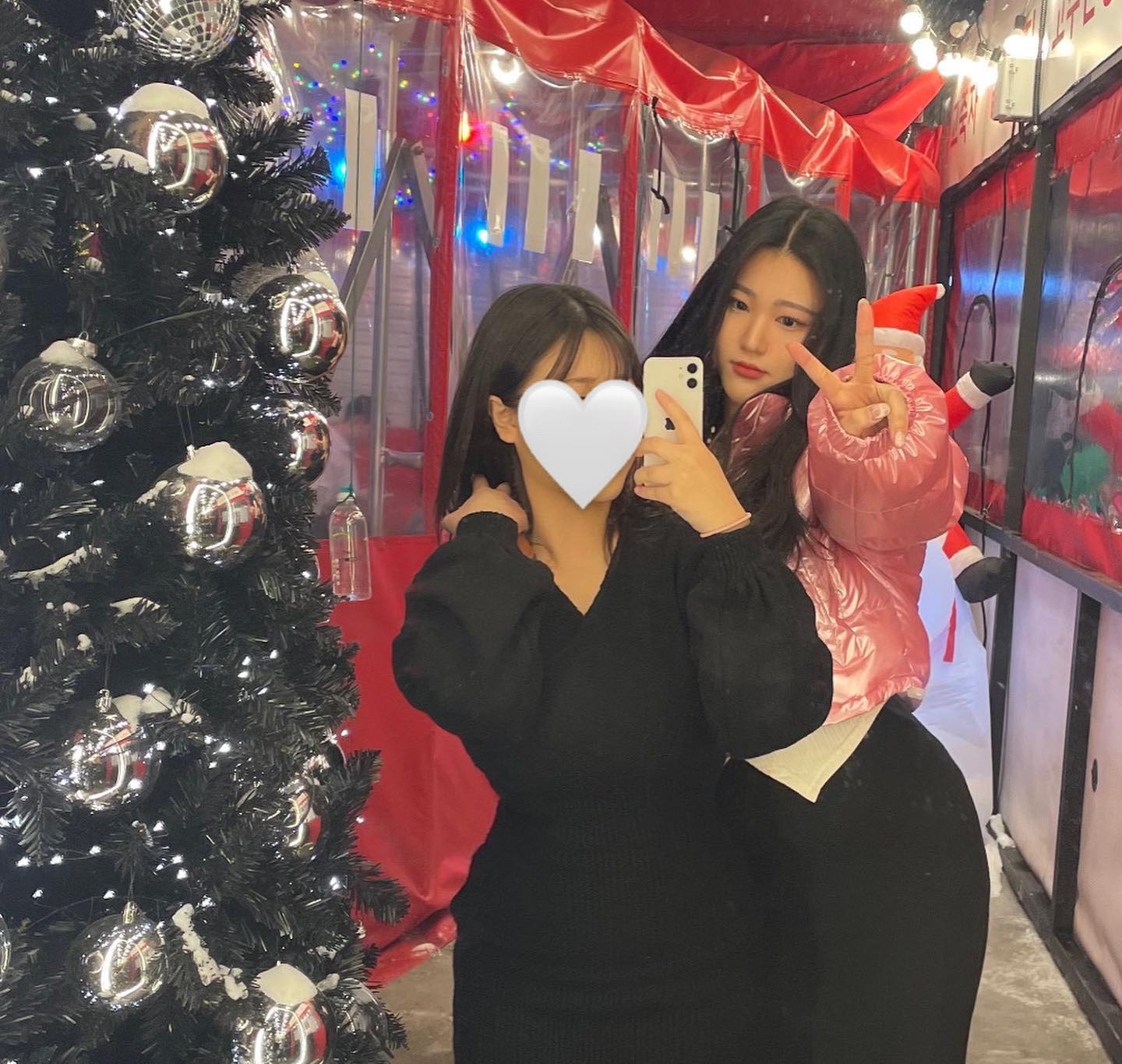 #협찬

#홍대 안새로이로 유명한 
#벽돌포차 사장님 실물영접하고 왔어요~

이미 홍대 대표 핫플인 #벽돌포차홍대점
말모말모,,, 기나긴 웨이팅 줄이 증명하는 
홍대 대표 핫플ㅇㅈ👍🏻‼️‼️

홍대에서 항상 친구들끼리 단체 모임이나 회식,
파티할 장소가 마땅치 않았는데ㅠㅠ
벽돌포차는 1층은 홀, 2층은 전체 룸으로
2인~14인까지 수용할 수 있을 정도로 넓고 쾌적쓰,,🥹
심지어 파티/모임 분위기 낭낭히🥂✨
시즌에 맞게 너무 이쁘게 꾸며져 있어🎀
완전 연말, 신년 모임 취저 탕탕,,

심지어 이 핫하디 핫한 홍대 땅에서
무려 룸비 무료,,, ❕❓❕덜덜하시다,,,
생파 단골 아지트각 🎁🎈

====={ 𝓜𝓮𝓷𝓾 }=====

참깨차돌나베
+ 우동사리추가
새로

=================

매콤 칼칼 육수에 꼬수운 참깨향이 크으으,, 
소주각 나오는 맛,,🫢
옆테이블도 다 이거 주문하길래 손민수 했는데
완전 고급스러운 샤브샤브 느낌~~

#홍대벽돌포차#홍대맛집 #홍대술집#상수맛집#상수술집#홍대분위기술집 #홍대핫플#홍대데이트#상수핫플#상수데이트
#홍대클럽거리#홍대룸술집#jmt #05년생 #홍대클럽 #헌팅포차 #홍대헌포 #헌팅 #홍대헌팅포차