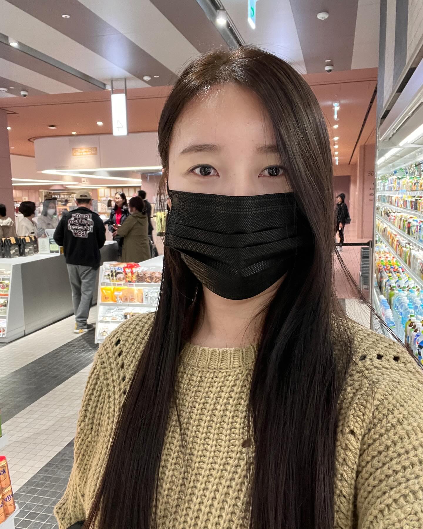 -
매번 셀프로 새치염색 하다가 
본식때문에 한달반전에 블랙빼기 했는데요....

네...그냥 얼룩덜룩.. 엉망진창 ㅠㅠ
이렇게 심한줄 몰랐는데...하하

붉은기 빼고 애쉬브라운으로 전체염색 완료❣️ 
총체적난국이였던 제 머리카락 심폐소생해준 삐삐살롱 광교점.
.
.
.
bbibbigwanggyo #삐삐살롱 #삐삐살롱광교 #삐삐살롱광교점 #애쉬브라운 #전체염색 #삐삐살롱전체염색 #광교미용실 #광교역미용실
