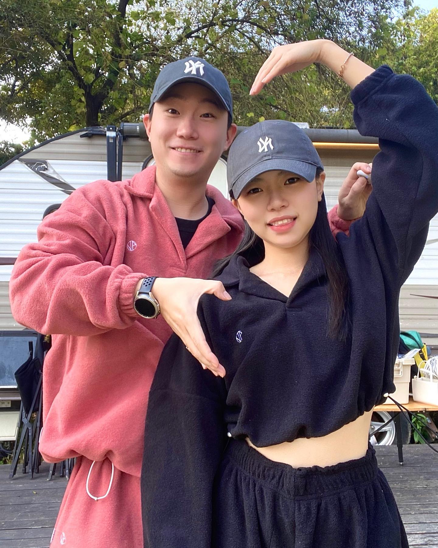 자주 보이던 언발하트샷❤️
첫 번째 사진처럼 언발하트샷인 줄 알았는데 짝꿍이가 “두 번째 사진처럼의 언발하트 해야 하는 건지 아니냐고” 하지만 이렇게나 저렇게나 다 좋은 쟁이커플🐸
여러분은 어떤 언발하트샷이 좋으신가용❔

📍여주카라반
경기 여주시 점동면 선사길 321

저희는 여주에서 근무 중이라 근처에 있는 여주카라반으로 놀러를 다녀왔어요~!!🏕️
찾던 도중 우연히 가을 한정 40% 할인을 하는 것을 보았고 ! 무엇보다 분위기와 갬성도 너무 좋아서 여주카라반으로 결정했어요🫶🏻
사장님도 너무 친절하시고 정말 너무 만족스러웠던 여행이었습니다✨

🔥2023.10.22Sunday🔥
🏕️2023.10.23Monday🏕️
🐸2023.12.03Sunday🐸#쟁이커플