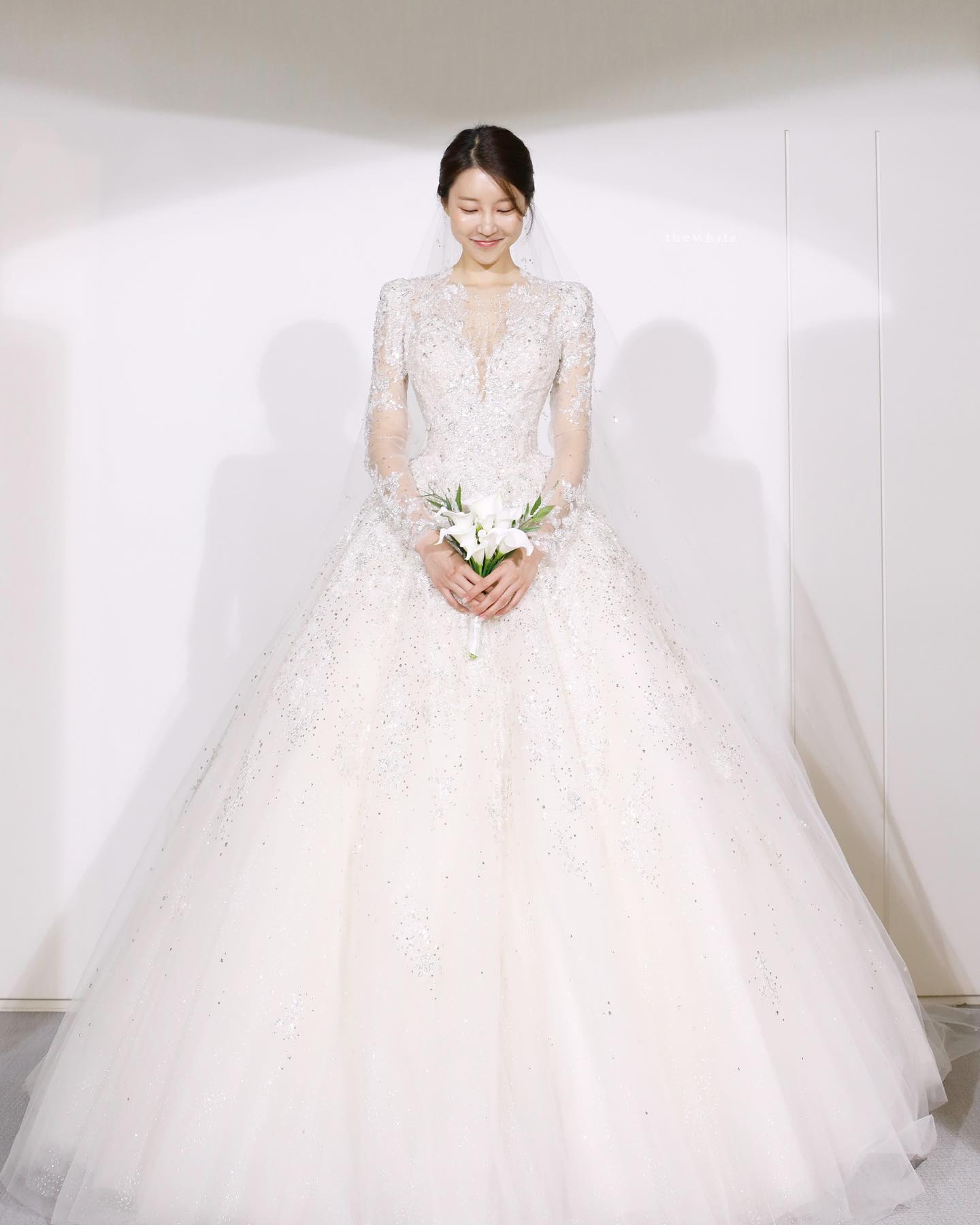 D-29👩🏻‍❤️‍💋‍👨🏻
#한달도안남음 

thewhite.elisabeth 

혹시 아직 찾아뵙지 못한 분들이 계시다면 
시간내서 꼭 찾아뵙겠습니다🙏💕 

 #웨딩드레스 #고르기어려워 #다들대단👍 
#남편웨딩스냅