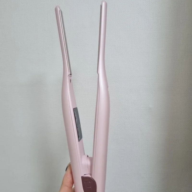 곱슬이신 분들 주목~ 매직하고 나서 머리카락이 자랄때면 다시드 곱슬기 보이시는 분 계신가요?! 그게 바로 저예요! 
🙋‍♀️

그ㄱㅓ 금 피자고 다시 매직하러 가긴 너무아깝고 좀 더 길렀을 때 가고 싶은데 보기엔 예쁘지 않고 한다 #휴브론뿌리고데기 한번 써보세용! 뿌리도 살아나고 머리카락도 잘 펴져요! 

곱슬기 있는 부분만 하자다 저번에 밑에 부분 살짝 말아봤는데 c컬 비슷하게 만들 수 있었어용! #고데기추천

#휴브론고데기 #휴브론공구 #뿌리고데기 #곱슬머리고데기 #머리카락고데기 #뷰티 #kbeauty #뷰티스타그램 #뷰스타그램 #뷰티그램 #코덕