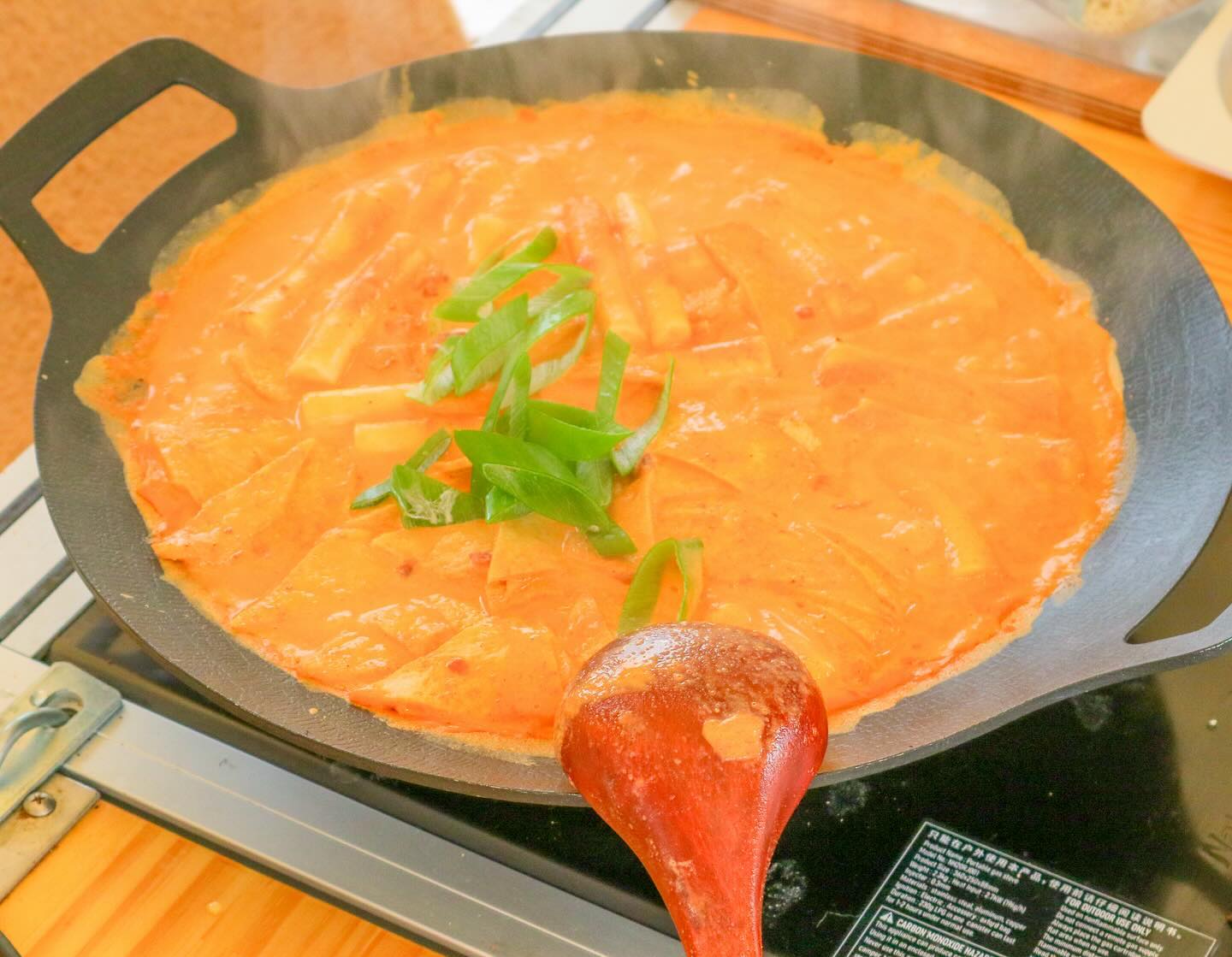 #협찬
맛있는 떡볶이라면 안먹어본 브랜드가 없는 1인
진하고 매콤한 맛의 떡볶이를 집에서 손쉽게 즐길 수 있는 빈스마켓 떡볶이 분말!
반야월소스, 로제소스, 포차소스, 밀떡, 어묵 모두 들어있는 세트 제품을 협찬받았어요!

떡볶이 매니아답게 안먹어볼수없죠!
쉽고 간단하게 캠핑장에서 뚝딱뚝딱 만들어먹기 너무 편해요!

저는 로제떡볶이엔 베이컨 추가하여 우유로 제조해보았어요! 떡을 어느정도 먹은 후엔 
파스타면을 넣어서 먹으니 완전 꿀맛!! 부드러운 우유의 맛과 치즈의 고소함이 더해져 짱맛! 
로제소스는 전참시에도 나왔다지용

포차떡볶이 소스는 후추후추한 맛의 중독적인 매력!!!!
반야월떡볶이 소스는 학교앞 떡볶이 맛인데, 깨왕창 뿌리고 소스(간장+파+고추+식초조금) 찍어서
짭짭

분말 타입의 소스라 보관도 편하고 언제 어디서나 간편하게 들고 다닐 수 있어서 더욱 더 좋은 제품!
로제는 파스타로 응용해서 먹고, 반야월, 포차 두가지는 라면사리를 추가해서 먹는걸 추천드려요!

 이제 나만의 떡볶이 맛을 만들어보세요. 🌶️😋
•	업체로부터 제공받은 제품입니다.

 #빈스마켓 #떡볶이분말 #집에서떡볶이 #맛있는떡볶이 #떡볶이레시피 #떡볶이양념장 #떡볶이소스