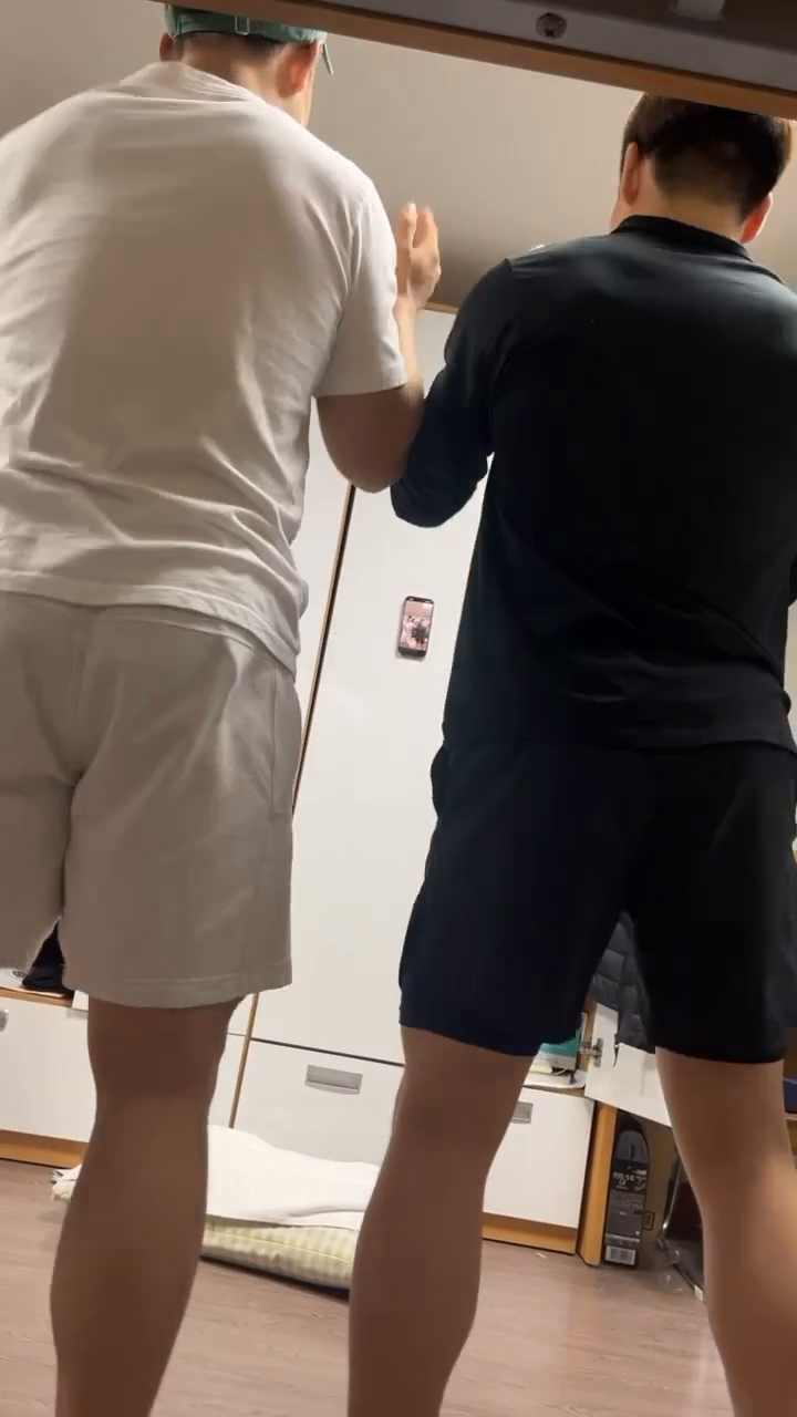 3시간째 내 침대 앞에서 ..
