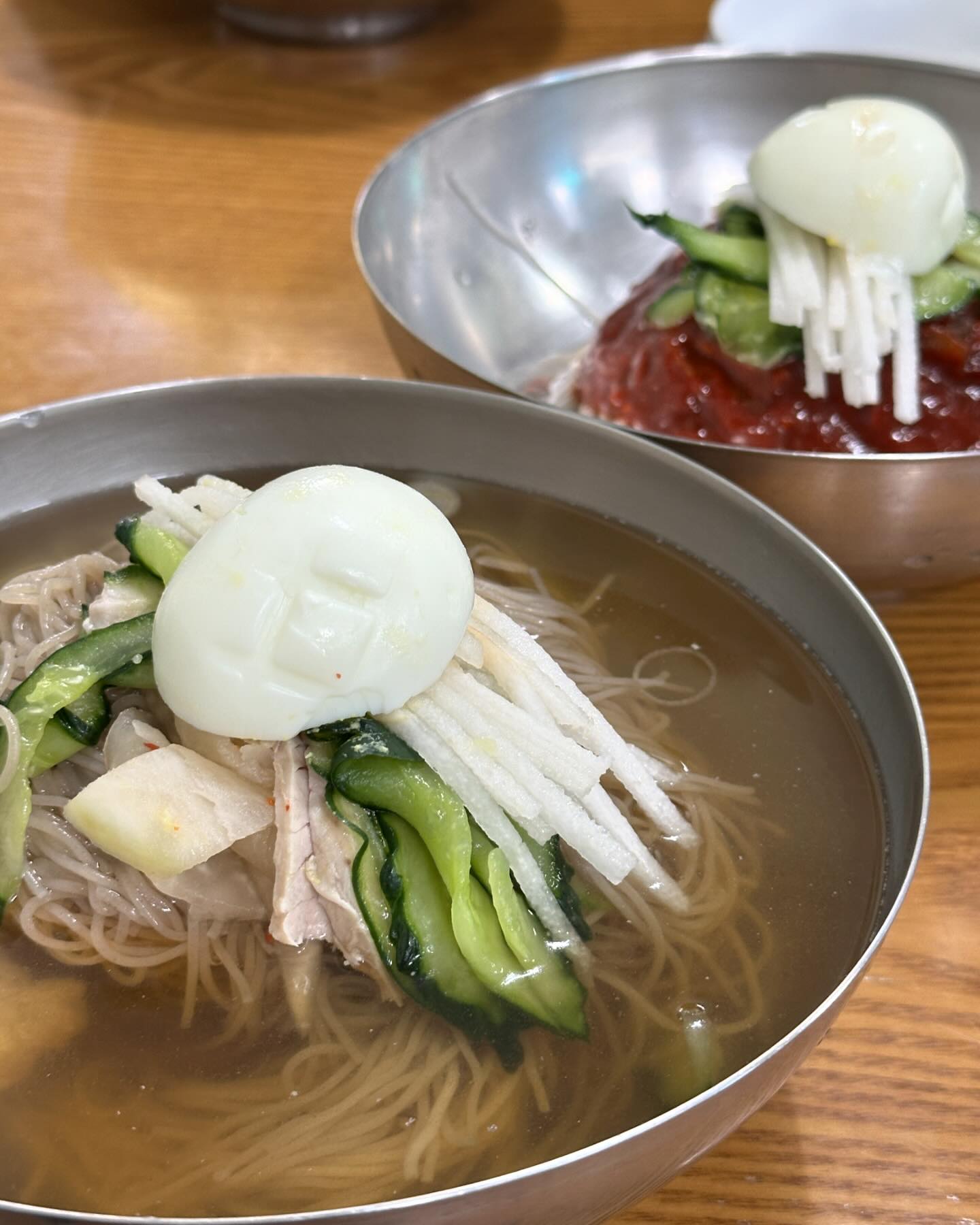 딱 4월부터 9월까지만 여는 대구 부산안면옥🧡 

4월 1일 오픈하자마자부터 자주 가고 있어요. 
육향 가득 평냉 진짜 맛있고 
부산안면옥 특유의 면 느낌도 역시 너무 좋네요👍🏼

피크타임을 피해가면 대기 없이 먹을 수 있습니다! 

📍대구 부산안면옥 
대구 중구 국채보상로125길 4 
.
.
.
#대구맛집 #대구교동맛집 #평양냉면🍜 #대구교동핫플 #대구냉면 #대구맛집여행 #부산안면옥 #손길동_대구