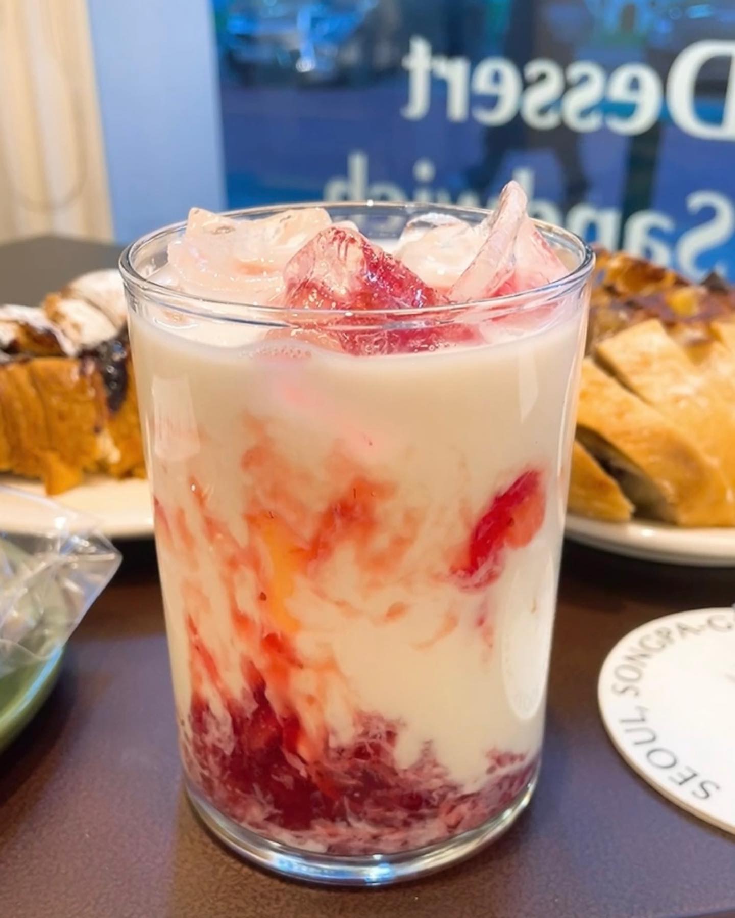 빵지순례 필수코스 찐맛집
석촌역 #올튼

달달한 딸기라떼🍓🥤
수없이 많이 마셔본 딸기라떼들중
top5안에 드는 맛이에요👍

인기짱 블루베리 요거트 크루아상🫐🥐
생블루베리+블루베리쨈+
요거트+크루아상의 조합은 말모…🤤
먹기 좋은 크기로 컷팅해주셔서 좋아요👏🏻

공주밤 크림치즈 깜빠뉴🌰
실한 공주 밤이 가득 가득 들어가 있는
JMT크림치즈 깜빠뉴에요🫠
이렇게 밤과 크림치즈가 많이 들어가있는 
공주밤 크림치즈 깜빠뉴 있으면
나와보라고 해요⁉️

겉바속꾸 초코 파운드케이크🍫
겉은 바삭 속 안은 꾸덕 초코 그잡채인
맛도리 파운드케이크에요✨

인테리어와 접시, 포크, 소품에서
사장님의 센스와 감성이 넘치는 
사진찍기도 좋은 카페랍니다☺️

빵을 좋아하신다면
석촌역에 갔을때 
가보시는것을 추천합니다🌟

#송파구카페#송리단길디저트#석촌역카페#석촌동카페#송리단길카페#송파구디저트#송리단길데이트#송파구데이트#송파구빵집#송리단길빵집#석촌역빵집#석촌동빵집#석촌역베이커리#송파구베이커리#올튼