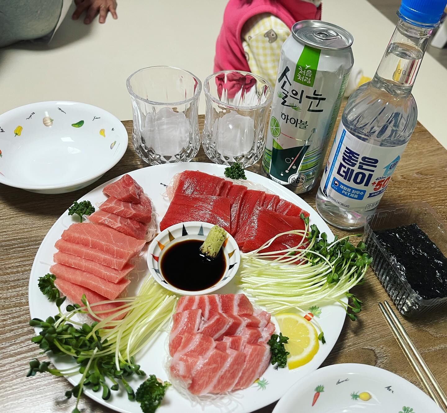 늦은피드🩵
#크리스마스 #크리스마스이브 #이브 #가족 #우리넷 #참치회 #특수부위 #하이볼 #행복해요❤️