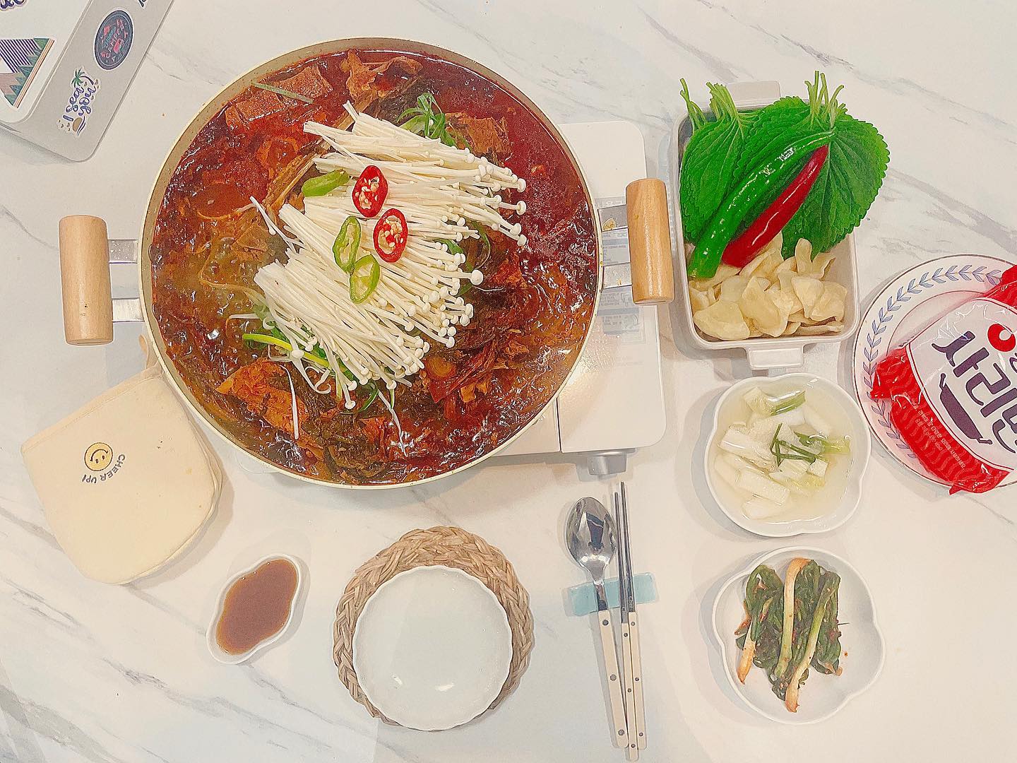 제품제공❤️ 

👉감자탕 맛집 “전원집” 시래기 감자탕 👈

맛있는건 물론 끓이기만 하면 되는 너무 간편한 감자탕 밀키트에요
이미 조리가 되어 오기때문에 캠핑가서는 물론 집에서 지인들과 특별한 날 함께 먹기에도 너무 좋더라구요. 
양도 많고 너무 ~~~ 푸짐하게 정말 최고 👍👍👍

🏷️ 밀키트 구성 
  조리된 감자탕(3인분), 라면사리, 500ml 생수, 팽이버섯, 깻잎, 파채,수제비, 들깨가루, 찍먹 소스 

🏷️ 전원집 사래기 감자탕이 인기 있는 이유 
  1. 100% 국내산 등뼈 사용
  2. 중국산 ❌, 국내산 강원도 시래기 사용
  3. 등뼈살이 오동통, 어마어마한 양 🐷

🏷️ 전원집 감자탕 맛있게 먹는 법 
1. 밀키트 안에 동봉된 깻잎은 끓여먹어도 좋지만 쌈싸서 드시는것 추천 😀😀😀 
2. 밀키트 안에 있는 들깨가루 잊지말고 꼭 다 넣어주기!! 
3. 파김치와 함께 먹기 👈👈👈 완전 추천 
4. 마지막에 라면사리 넣고 즐기기(풍미가득한 된장라면 같아요) 

방송에도 나올만큼 맛집, 감자탕 전문인 전원집 시래기 감자탕으올 겨울 캠핑 때 즐겨보세요 👏👏👏👏

👩‍🍳구매처 
  jeonwonjib 
  https://m.smartstore.naver.com/jeonwonjib

#감자탕맛집 #감자탕밀키트 #캠핑음식 #밀키트맛집 #감자탕 #시래기감자탕 #전주감자탕 #집들이음식 #캠핑요리 #캠핑요리추천 #주말뭐먹지 #밀키트 #밀키트추천
