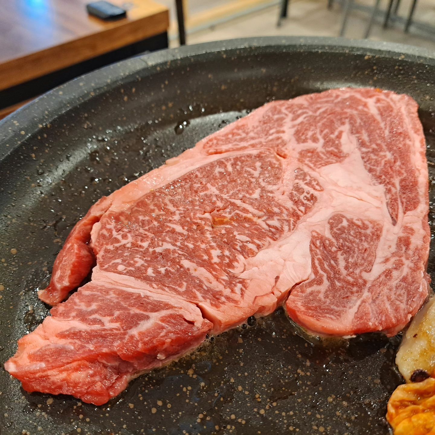 #협찬 1등급에 달하는 품질좋은 한우와 돼지고기를 파는 작전동의 착한고기정육식당🐽🐖🐮🐷

한우의 경우 15일 이상 숙성시킨 농협 안심 한우만을 판매하며, 돼지고기의 경우 직접 농장에서 키우시는 암퇘지 고기만을 판매하는 정직한 곳이다!

또한, 무제한으로 제공되는 셀프바의 야채와 김치 모두 국내산만을 사용하기에 오히려 사장님 남는게 있으신가 걱정이 되기까지도 했던 정말 착한식당이다 ㅎㅎ~

친절하고 정직하신 사장님 돈쭐나시기를 바래요

#작전동소고기 #작전동삼겹살 #작전동고기 #인천고기 #계양구맛집 #계양맛집 #작전동맛집 #작전동한우