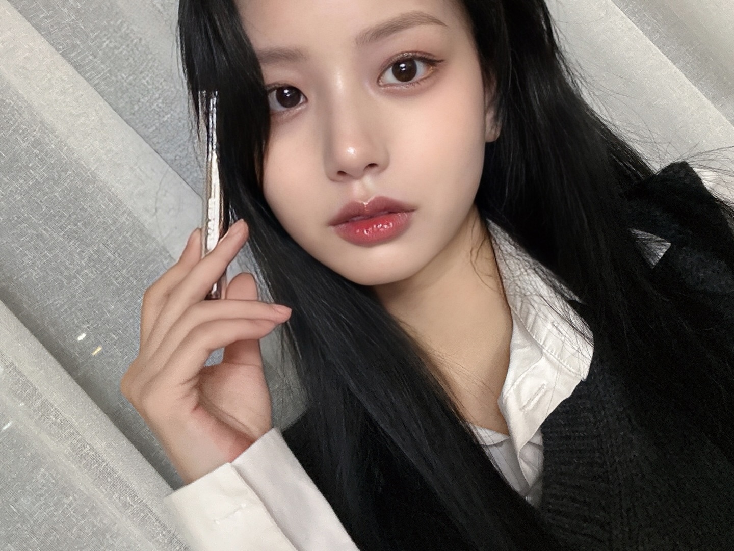 braye.official 

역시 #브레이 틴트는 기대를 져버리지 않아,,✨
한겹만 올려도 예쁘게 올라오는 발색력 + 촉촉하고 물먹 표현이 너무 예쁜 #씬글로우틴트 🖤🖋️

: 사용한 색상은 06번 오운 + 포인트로 01 포에틱 🫶

오브제도 유니크해서 탄탄한 브렌딩 덕에 소장 가치 있으며
브랜드 추구성이 확고하고 자신만의 멋/스타일을 만들어 간다는 메세지가 매력적으로 다가온 브랜드 🩶

📎12월 올리브영에서 단독 특가 소식
12/1(일) ~ 12/7(토) 까지 전품목 30% 할인 !! 🤍

.
.
.
#제품제공 #ThinGlowTint #물착틴트 #립추천 #신상립 #코덕추천 #메이크업 #뷰티