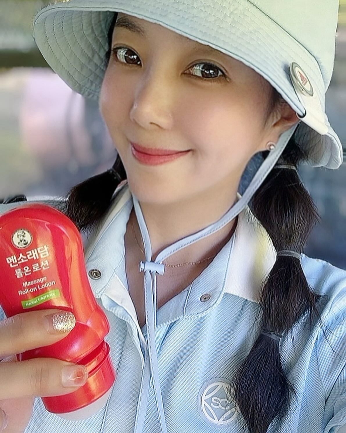 #협찬 
ㅡ
여름철 휴가를 갈 때나 액티비티를 할 때 간편하게 근육마사지를 할 수 있는 제품인 멘소래담 롤온로션 2종🎶
.
손에 묻히지 않고 간편하게 굴려주면 끝나는 데일리 바디 케어템이랍니다!
커다란 빅 롤온으로 손 대지 않고 간편한 마사지템으로 릴렉싱이 필요한 부위에 부드럽게 롤링하여 빠르고 시원하게 근육케어가 가능해요➰
.
따뜻한 온열감과 시원한 쿨링감을 전달해서 
뻐근함을 완화하는데 도움을 주며, 언제 어디서든 부담없이 데일리로 사용 가능해서 정말 좋아요!
.
저는 캐디백에 넣어서 운동중에 꺼내서 사용하는데
간편하니 넘 좋더라구요!
핫 롤온 로션은 온찜질 효과로 릴렉싱 해주며
불편한 부위 또는 온열감이 필요한 부위에 간편하게 롤링해주면 되고, 운동 외에도 가벼운 일상 생활에서 사용해줘도 굿👍🏻
.
쿨 롤온 로션은 즉각적으로 쿨링 효과를 주는 릴렉싱 롤온 로션이라 열이 오른 부위를 빠르게 쿨 다운해주고
오래걷거나 다리가 부엇을때 사용하니 
일시적 종아리 부위 붓기 완화 및 즉각적 쿨링 효과 최고네요!
무자극 테스트 까지완료해서 안심하고 사용할수있어요🤘🏻
.
ㅡ
mentholatum.kr
#멘소래담 #mentholatum #롤온로션 #핫롤온로션 #쿨롤온로션 #마사지스틱 #종아리근육뭉침 #여름휴가템 #운동필수템 #마사지템 #마사지용품 #마사지스틱 #롤온타입 #여름휴가필수템 #운동할때쿨링 #맨소래담롤온