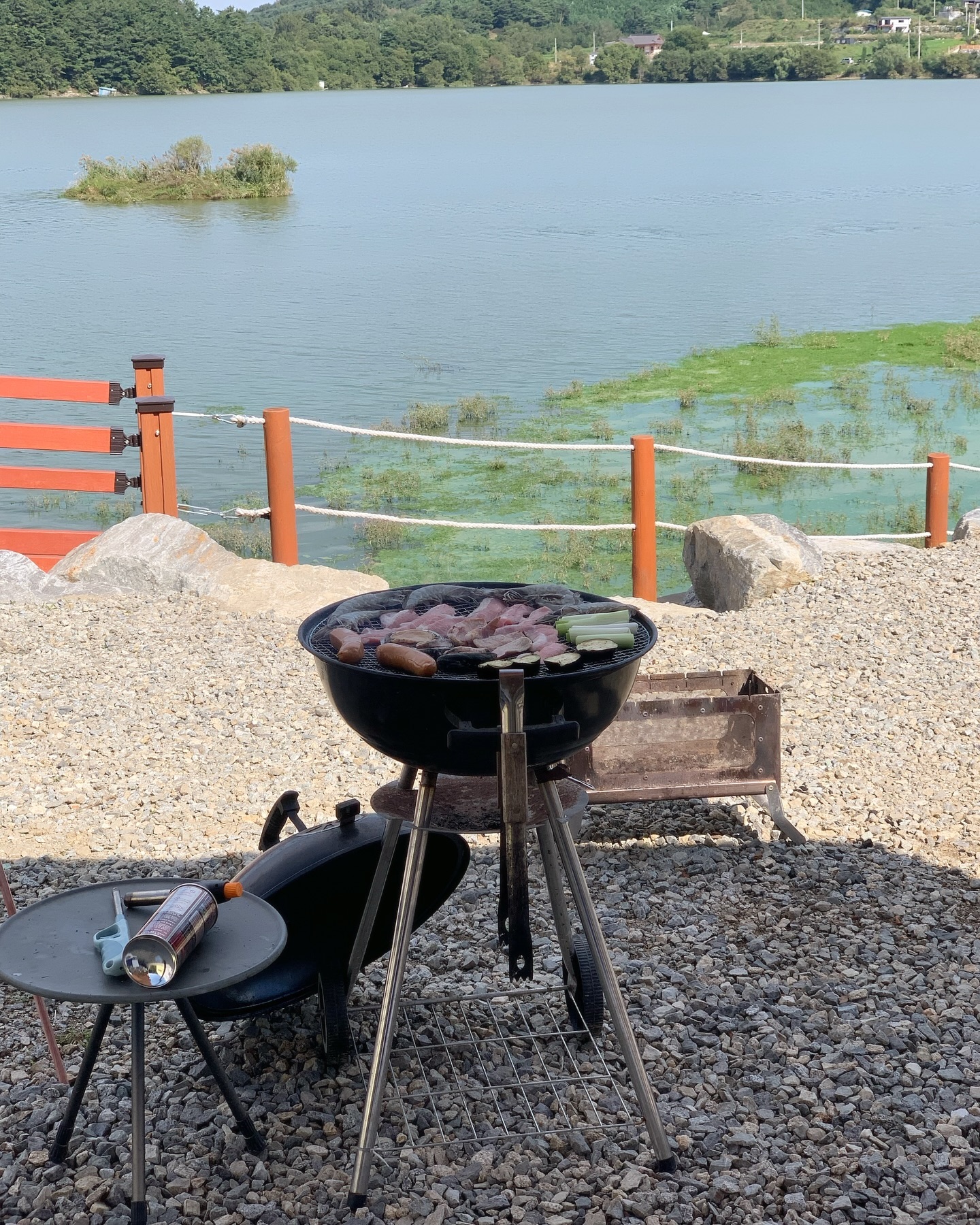 아침부터 서둘러 출발했던 캠핑 ~ 🏕️🤍 도착하자마자 다같이 와 .... 너무 좋은데 ?? 외치고 ~ 전날에 엄마가 장본거 확인하는데 깨알 마시멜로우와 집에서 챙겨온 앞치맠ㅋㅋㅋㅋ 그리고 내가 좋아하는 해물도 왕창 🫶🏻 엄마가 맛있게 구워주면 난 비닐 바스켓에 맥주 한 모금 ~ 날씨까지 완벽하게 행𖤐복𖤐그𖤐자𖤐체 !! 아빠랑 남동생도 같이 왔으면 더 좋았겠다 ㅠ ㅡ ㅠ ~~ 아쉬움 가득할 정도로 너무 좋았댜 ( 엄마랑 고냉이 사라져서 어디 갔지 했는데 멀리서 뛰어오는 고냉이보고 또 행복 🐶 )