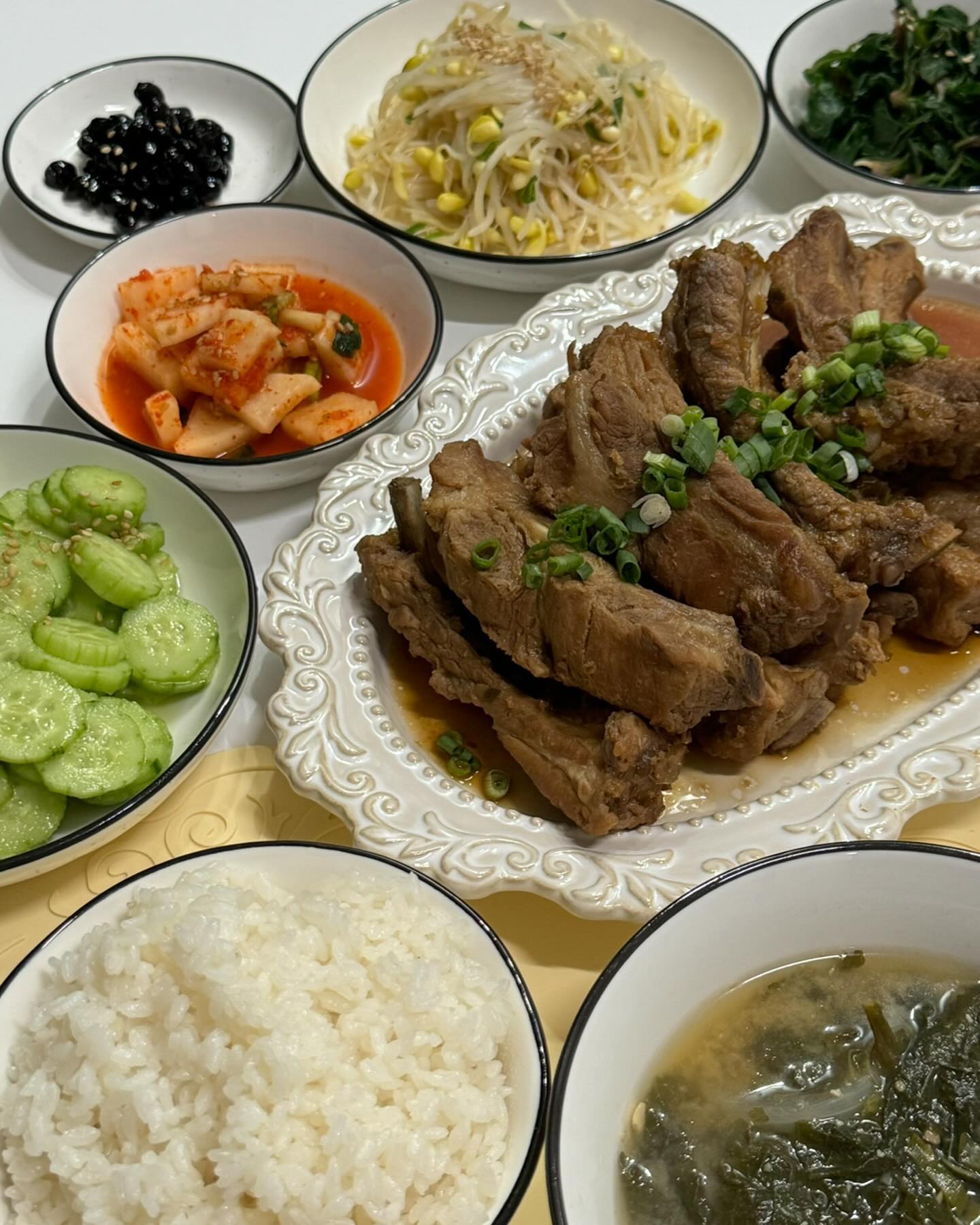 어제 남편 저녁밥상이에요 👩🏻‍🍳🤍
등갈비간장조림 만들면서 아욱된장국 끓이고
콩나물무침 , 오이무침 만들어서 같이 올리고
낮에 만든 깍두기도 꺼내서 차려줬어요 ◡̈ ❤︎
 
📍 [ 등갈비간장조림 ] 레시피
 
등갈비 1키로 설탕1 넣고 물 가득 부어서 핏물빼고 (3시간)
 ↳  30분-1시간마다 물을 갈아주기
 
냄비에 통후추,마늘,소주반컵,대파,양파 넣고 물 가득 붓고
쎈불에서 끓여주고 끓어오르면 고기 넣고 30분 삶아주고
 
흐르는물에 고기에 붙은 불순물 깨끗하게 씻어주고
넒은냄비 / 궁중팬에 고기 깔고 양념장 부어서 조리면 끝 ! 
 
양념장 : 물 150ml , 간장 8 , 설탕 2 , 매실청 2 , 올리고당 2
  굴소스 4 , 다진마늘2 , 다진양파 2/5개 , 다진대파