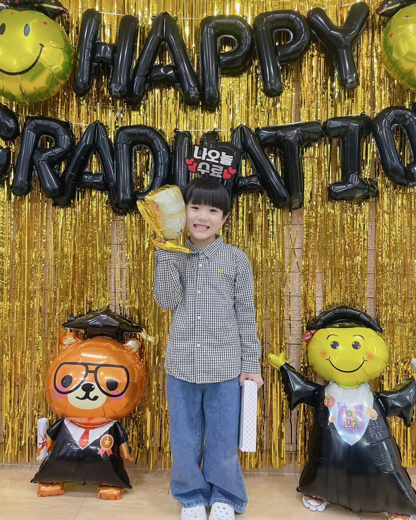 기특하다.
5살 결이 수료식은 더 의미가있단다.
엄마 걱정이 무색하게 중간입소였음에도
친구들과 금방 친해지고, 설레인 발걸음으로 매일 아침을 기다리는 너! 너를 진심으로 대해주신 선생님 덕분이겠지!
꽃같이 예쁜 선생님, 꽃선물들고 수료식에 간아들!

선생님이 좋아하셨다며 눈에서 하트뿅뿅

앞으로 6살 별이랑 더 씩씩하게 지내보자♡
늘 응원해!

florist_one1 

#수원졸업식꽃다발 #수원수료식꽃다발 #유치원수료식 #아들수료식