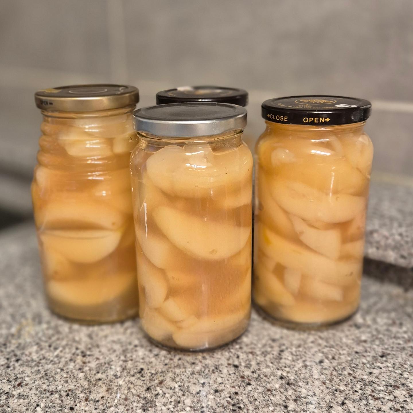 복숭아 통조림

비가 많이 와서인지 딱봉이 무맛이다.
복숭아 통조림 만들어야지

복숭아 세척하고 껍질까주고 잘라주는건 둘째공주가~~

물과 설탕 2:1 정도 비율에 복숭아 껍질넣고  끓이다가 껍질은 건져내고 먹기좋게 자른 복숭아와 레몬즙 넣고 20분정도 끓이면 복숭아 통조림 완성
마지막에 진한 단맛을 위해 소금 추가로 넣어줌

유리병 소독해서 끓인 복숭아 넣고 냉장고에 넣어 보관후 3일 후 먹으면 맛있는 시판 복숭아 통조림맛...

그냥 먹어도 맛있고 팥빙수에 넣어 먹으면 더 맛있다는~~
.
.
.
.
.
.
.
.
#복숭아통조림 #복숭아재탄생 #수제복숭아통조림
#맞팔해요 #선팔하면맞팔 #선팔 #follow4like #fff #followforfollowback #likeforlikes #like4follow #l4f #f4f #l4l #ootd