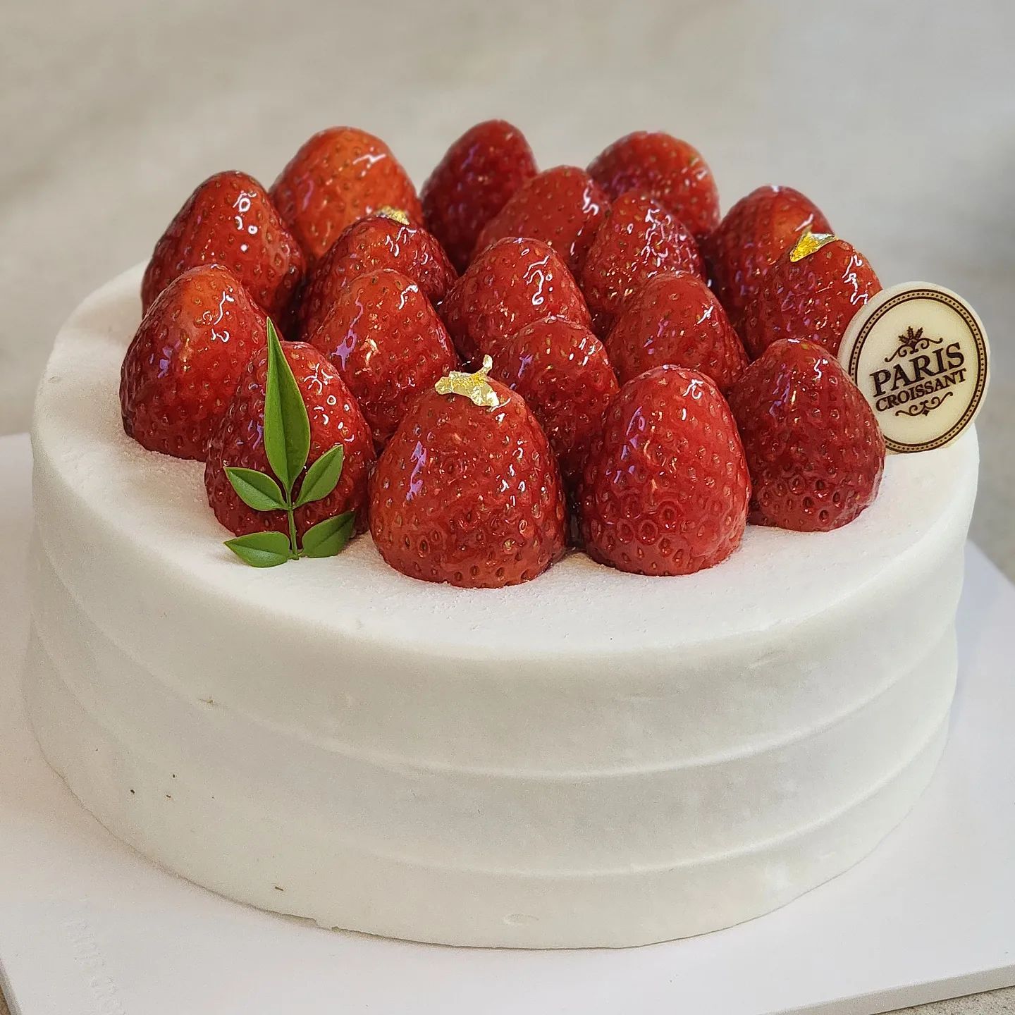 여의도 #파리크라상

촉촉한 케이크 시트에 상큼한 딸기🍓 
생크림도 느끼하지 않고 맛있었다

🧾딸기생크림케이크 ₩46,000

📍서울 영등포구 여의대로 108 더현대서울 B1
