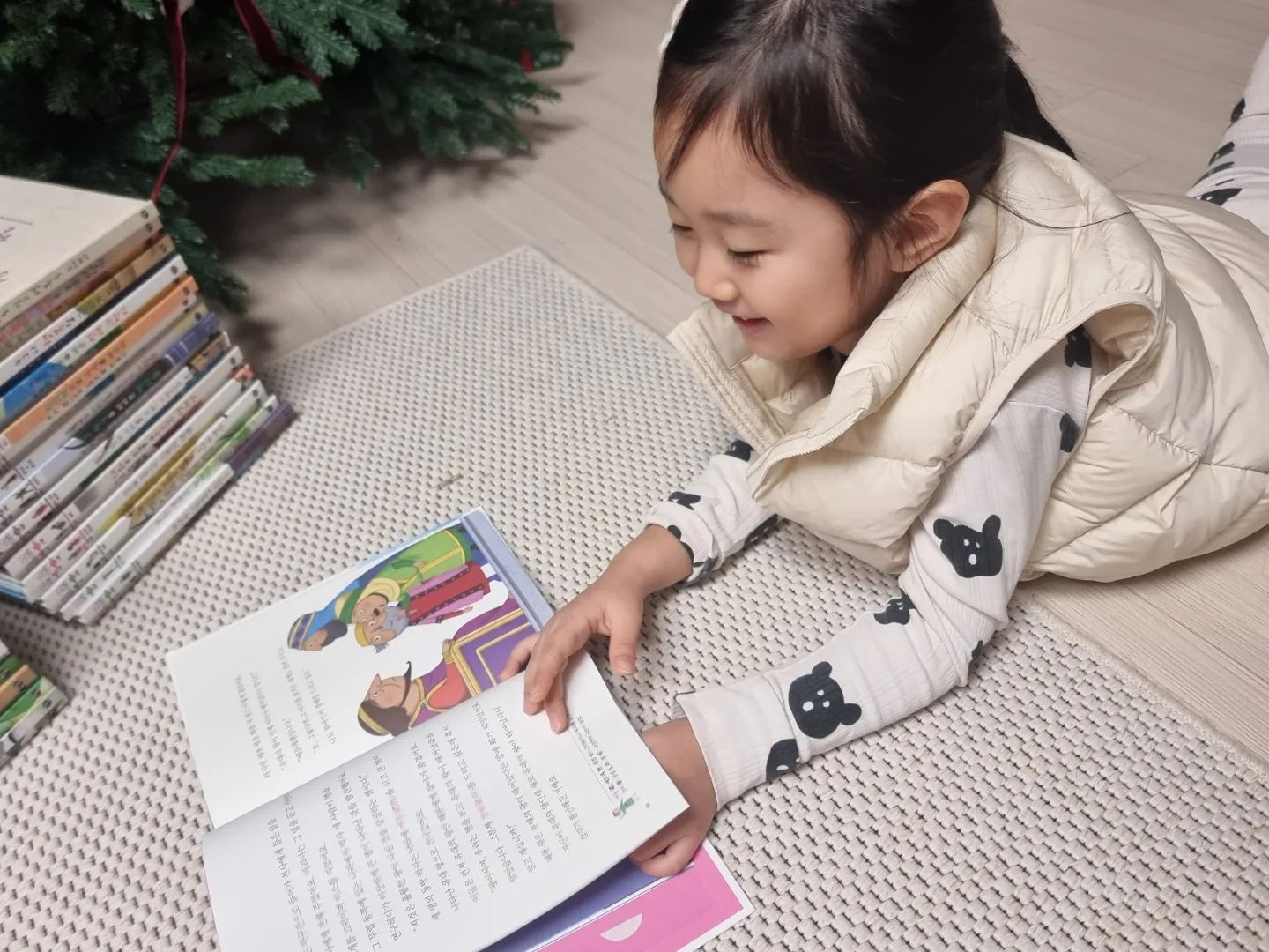 #협찬 황우인성인문학 인물전집의 '사랑으로 인류를 구한 성인 예수' 편. 이 책은 단순한 위인전을 넘어, 사랑과 행복의 교훈을 아이들에게 전달하는 멋진 책이다.

예수는 붓다와 공자, 소크라테스와 함께 세계 4대 성인으로 꼽히는 기독교의 창시자로, 사람들에게 늘 서로 사랑하고 이해하며 살아가야 한다는 가르침을 전달했다. 
'네 이웃을 용서하고 사랑하라'는 메세지 오늘날까지도 전 세계 많은 사람들에게 영향을 주고 있다.

초등필독 인물전집 이라고 하면, 역사적 사실만 나열하는 걸 상상하기 쉬운데, 이 책은 예수의 탄생부터 시작해, 예수의 삶을 통해 보여주는 사랑과 희생을 이야기 형식으로 풀어내 아이들의 상상력을 자극한다.

아이와 책을 함께 읽으면서 사랑과 배려, 희생의 중요성에 대해서 많은 대화를 나눴는데, 종교를 초월해서 모든 사람이 공감할 수 있는 가치들에 대한 이야기라 더욱 좋았다.

무교라서 아이에게 종교적인 이야기를 어떻게 전해야 할지 막막할때도 추천하고 싶은 책! 붓다 이야기와 함께 읽으면 더욱 좋을듯하다^^

#황우인성인문학 #인성인문학 #위인전 #황우출판사 #초등필독도서 #초등인문학 #인성동화 #인문학동화 #교과연계도서 #초등인성전집 #책육아 #초등필독 #인물전집
​