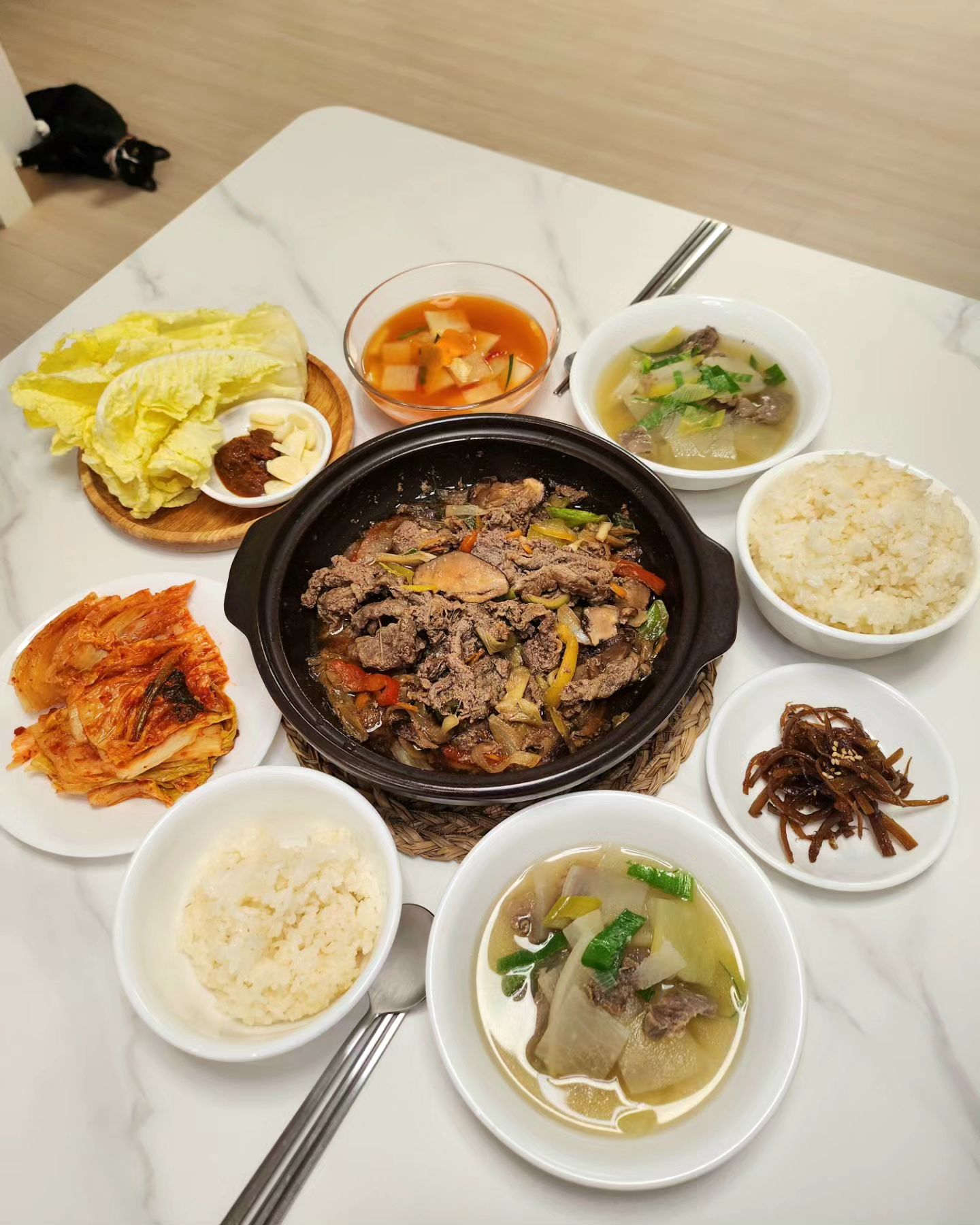 #한끼는잘먹자 🍚
오늘은 #소불고기 랑 #소고기뭇국 먹어요~
잘 익은 김장김치 꺼내구요~

저는 어렸을때 부터 엄마가 우엉조림을 자주 해줘서
제 최애 반찬 이기도 하고
입맛 없을때도 이거랑 김만 있으면 
진짜 밥도둑 반찬 이거든요?

근데 우엉조림 안 먹고 자란 남편은
손도 안대여...😅

맛있다고 먹어 보라고 하니 예의상 한젓가락 하네요🙄

.
.
.
.
.
.
.
#집밥#홈쿡#신혼#신혼밥상#저녁밥상#신혼저녁밥상#홈술#노동주#안주#술상#맛스타그램#쿡스타그램#먹스타그램#가정식#자취요리#선팔맞팔#먹팔환영