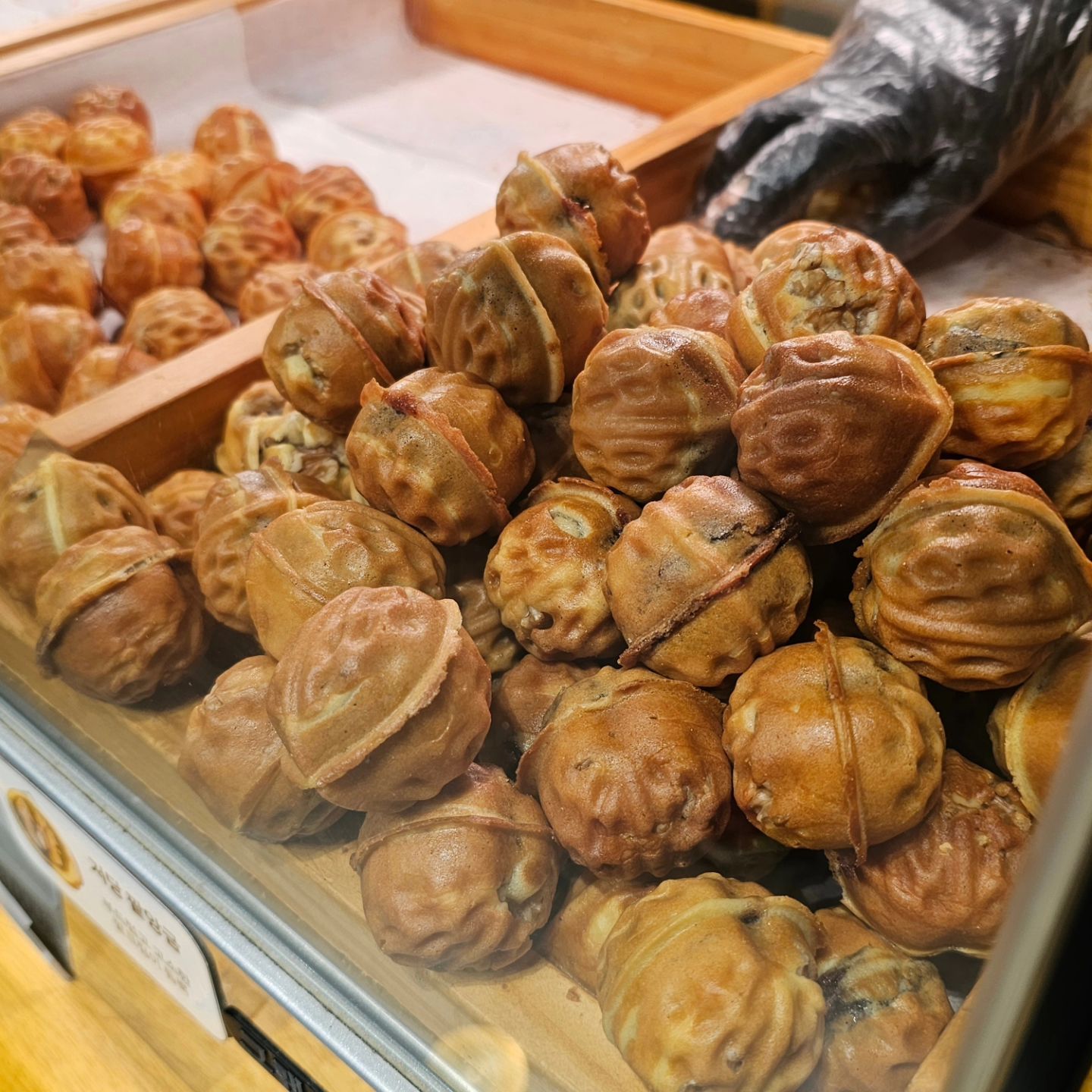 .

광주 롯데백화점 호두과자 맛집 월넛투
#호두과자 #쌀호두과자 #월넛투

최근에 먹어본 호두과자중 제일 맛있음👍🏻
빠져있을땐 일주일에 3번정도 사먹은듯 ㅋㅋㅋㅋㅋㅋ