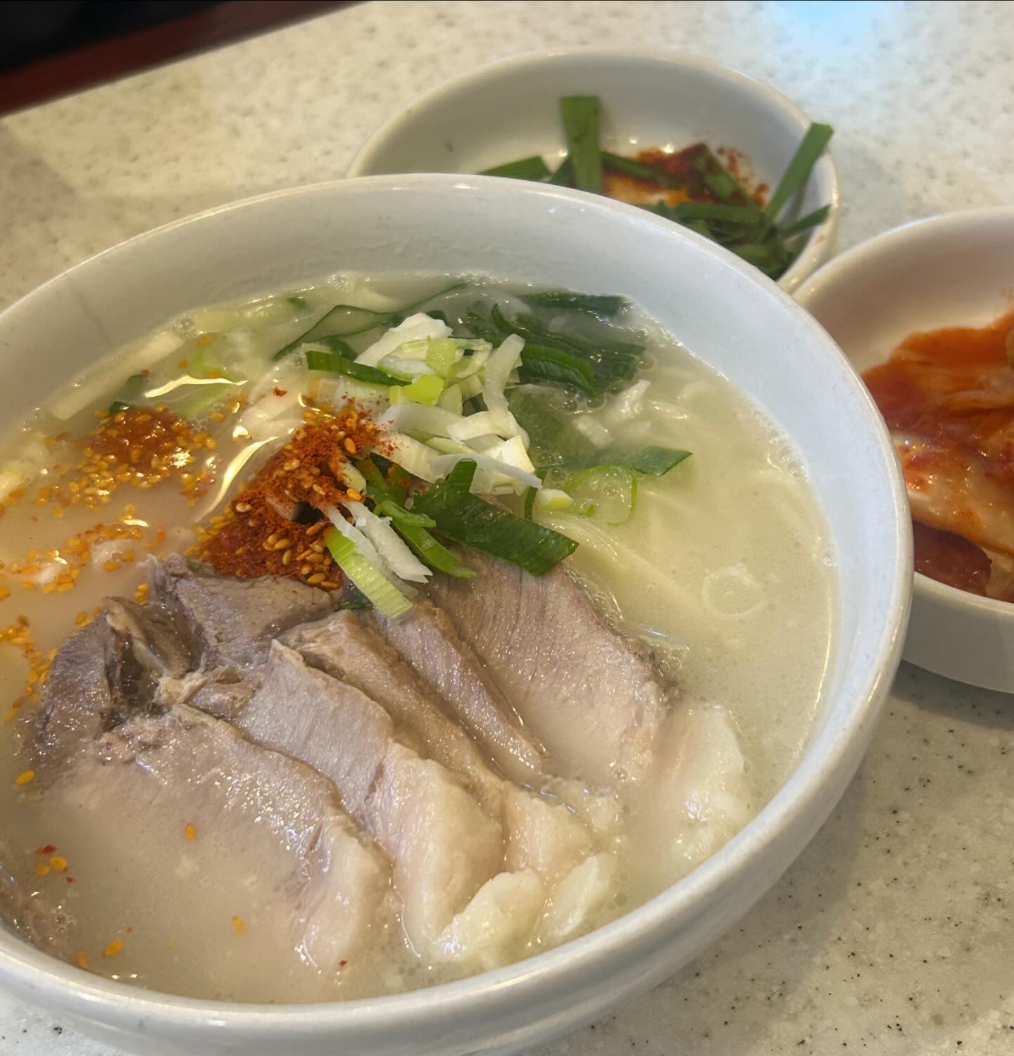 신사 오라방

문 앞에서부터 제주도 느낌 물씬~풍겨져 나오는 오라방! 제주도 도착하면 항상 제일 먼저 먹는 고기국수! 제주도가야만 진정한 고기국수를 먹을 수 있다는 생각에 다른데서는 안 먹어 봤는데! 넘넘 먹고 싶어서 찾아간 오라방!

고기국수랑 돔베고기 주문하니 간단하게 먹기 좋은 두부와 부추무침이 반찬이로 나왔답니다! 고기국수에 숭덩숭덩 크게 썰어 올린 돔베고기랑 같이 국수 후루룩~! 먹으니 이게 바로 제주도지! 느낌

제주도 멜젓과 함께 나오는 돔베고기 아직 멜젓은 입문단계라 거의 쌈장이랑 먹었지만 쌈장이랑도 넘 맛있고 비계가 적당히 있어 부들부들했어요! 근데 계속 먹으니 나중에 살짝 느끼스~

특이하게 외투를 벗어둘 옷걸이가 마련되어 있어서 테이블에 짐 두지 않고 편하게 식사할 수 있었답니다! 다음에는 아직 제주도에서도 안먹어본 고사리육개장 먹으러 와야겠어요
