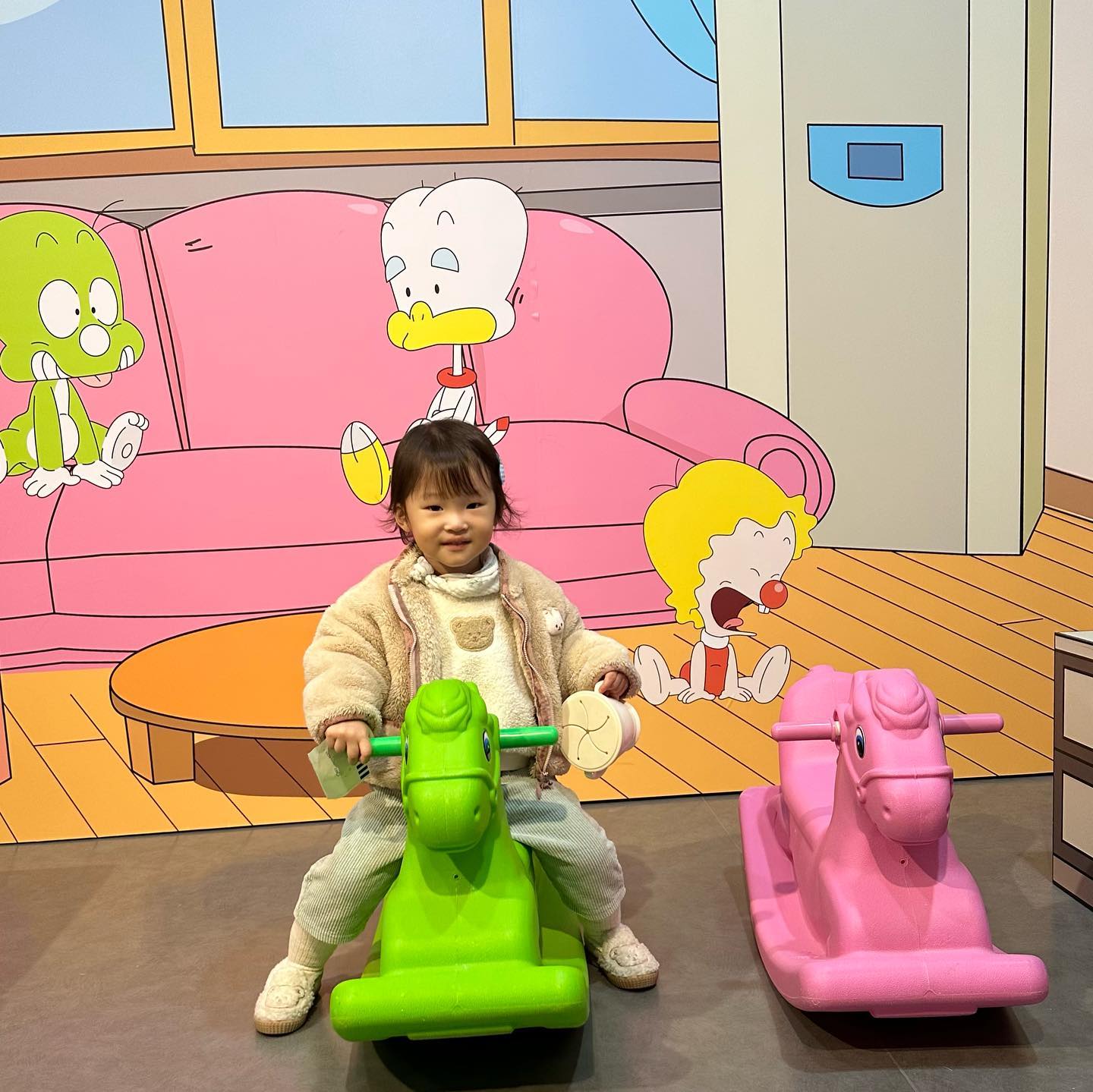 #20240102 #겨울방학5일차 

새해 첫날엔 술병으로 드러누워있어서 집콕이었고
2일 느즈막히 #둘리뮤지엄 댕겨옴
생각보다 너무 재미있었다 !
늦게 가서 놀이방?에서 10분밖에 못 놀았음 ㅠㅠ
기념품도 구경못함..🥲
담엔 일찍가서 놀자!