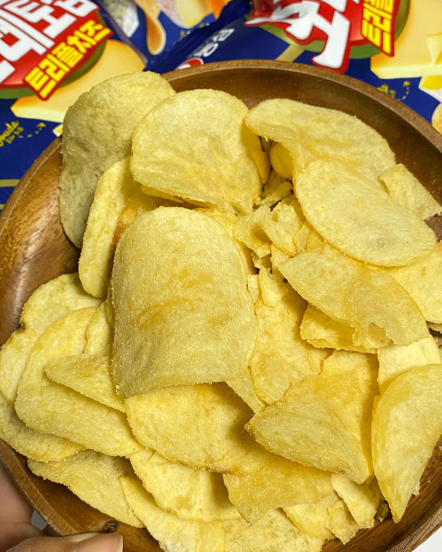 #협찬 #농심 #포테토칩트리플치즈 #감자칩 #치즈맛감자칩 #트리플치즈 

농심 포테토칩에서 새로나왔다‼️
유럽 치즈 3대장인 까망베르, 고르곤졸라, 고다 치즈의 조합으로 맛있게 구현한 치즈맛 감자칩😇
포테토칩 트리플치즈🧀

포테토칩 뜯는 순간 올라오는 트리플 치즈의 향은
손을 멈추지못합니다,,,🤤

치즈 덕후인 저는 계속 손이 가는 마성의 맛🧀🧀

진짜 유럽산 치즈 원료를 사용해
고급스럽고 풍부한 치즈의 맛을 느끼실수있어요‼️

고르곤졸라 특유의 향, 까망베르의 진한 맛과 고다의 순한 맛이 적절하게 조화를 이뤄 이상적인 트리플치즈의 맛을
느끼실수있답니다🤧

신제품 과자 못참지~
요번 트리플 치즈는 치즈 좋아하시는 분들에게 제격
짭쪼롬하고 치즈의 진한맛을 제대로 즐길수있답니다

맥주 한잔 하면서 먹어준 포테토칩트리플치즈🍺
오늘도 넷플릭스 보면서 먹어줄까낭🥔