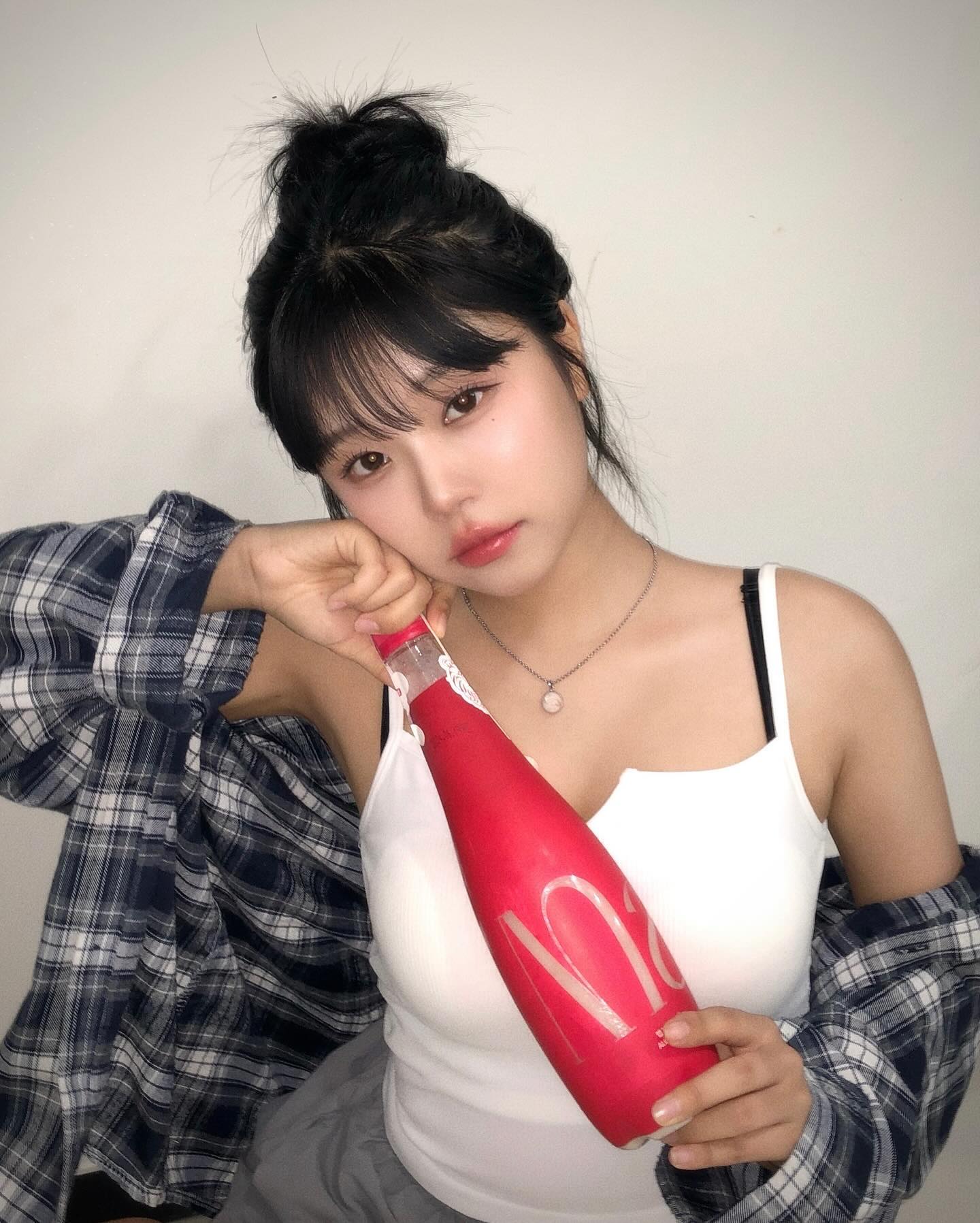 #맵시 #맵시막걸리 #협찬 
진짜 막걸리 너무너무 좋아해서 막걸리 브랜드별로 다먹어봤는데 역대급이댜...💗
완전 진하고 크리미한데 탄산도 엄청남✨
빨간색은 좀 더 과일향에 라이트한 맛이라면
하얀색은 더 진하구 우유 막걸리 같은 맛이에요
디자인도 이뻐서 막걸리 좋아하시는 분들께
집들이 선물로도 완전 추천🤍